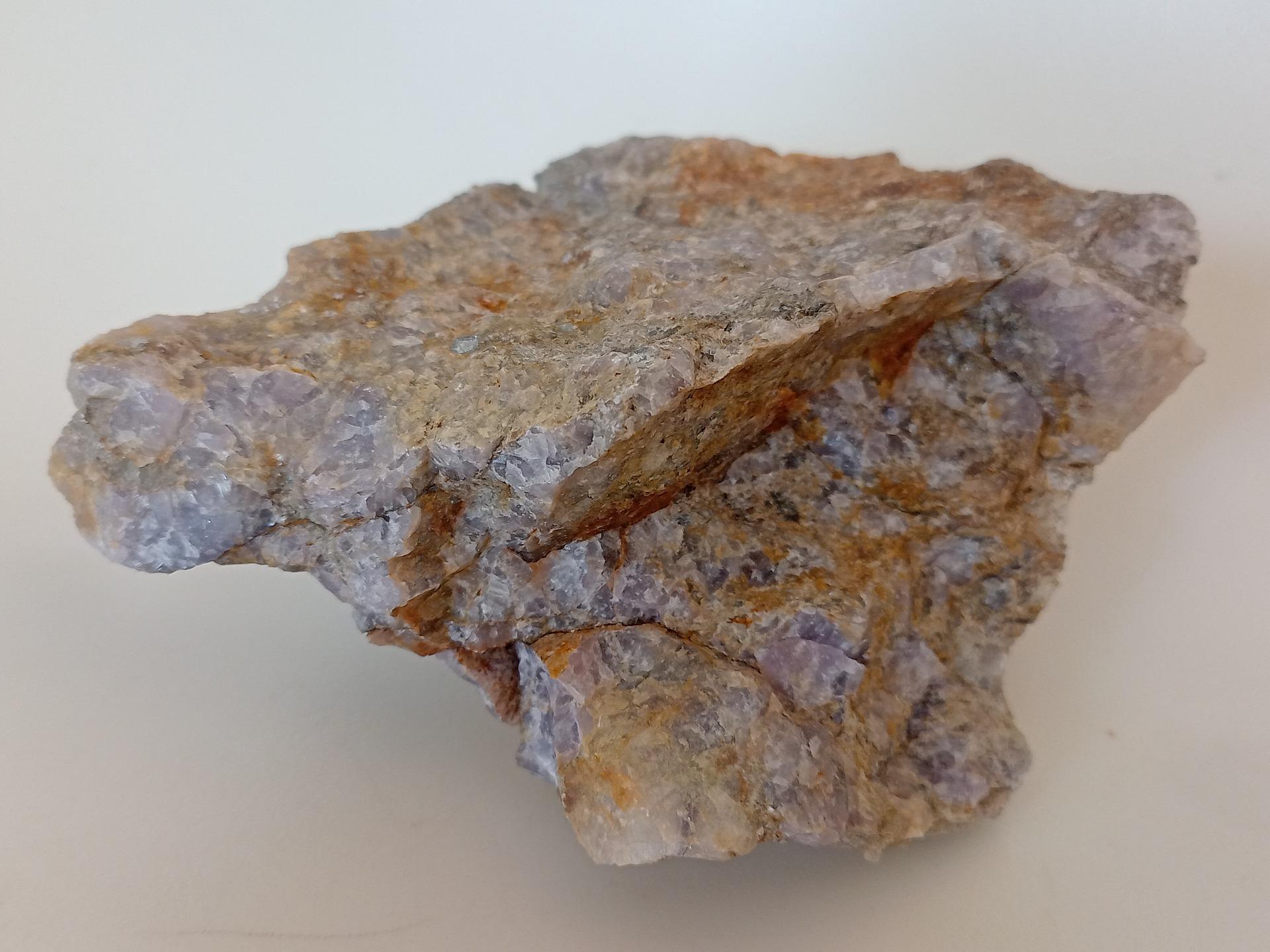 قطعه سنگ حاوی بلورهای فلورین