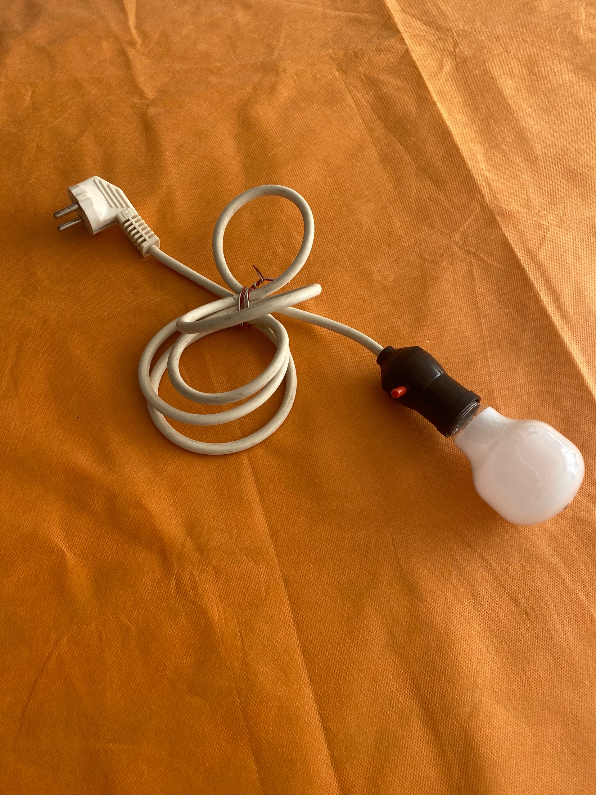 چراغ و لامپ سیار با کلید روی سرپیچ خارجی