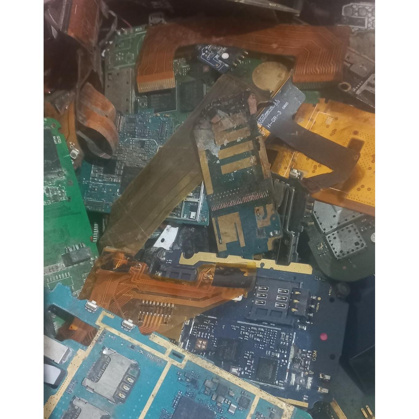 ا کیلو 180گرم برد گوشی ، رم وفلت