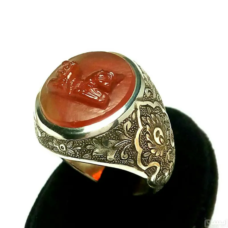 عقیق حکاکی برجسته سرستون پارسه، تخت جمشید