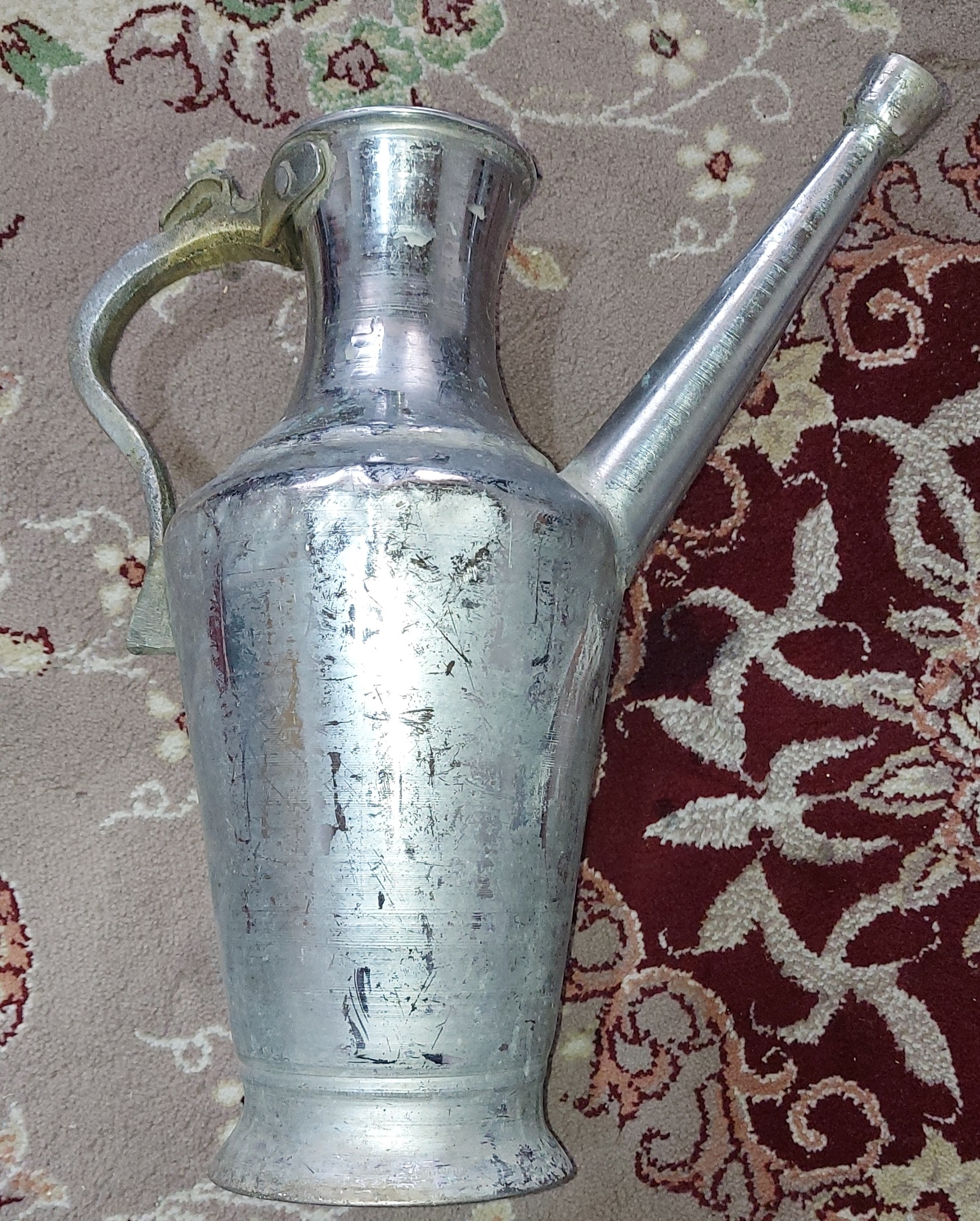 آفتابه مسی با دسته ای از برنج برای وضو و آداب