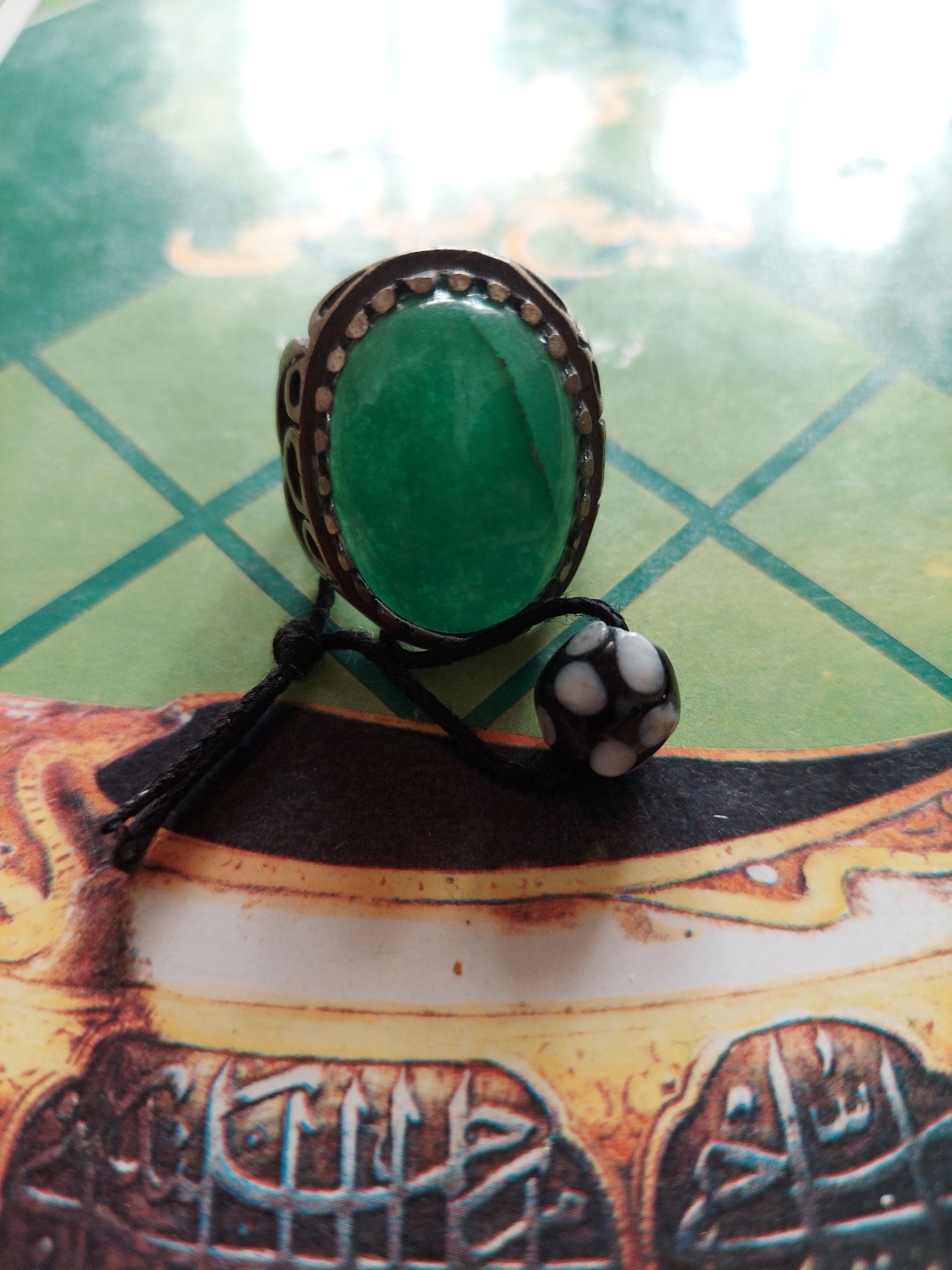 انگشتر نگین سبز (دارای اثرات مثبت)