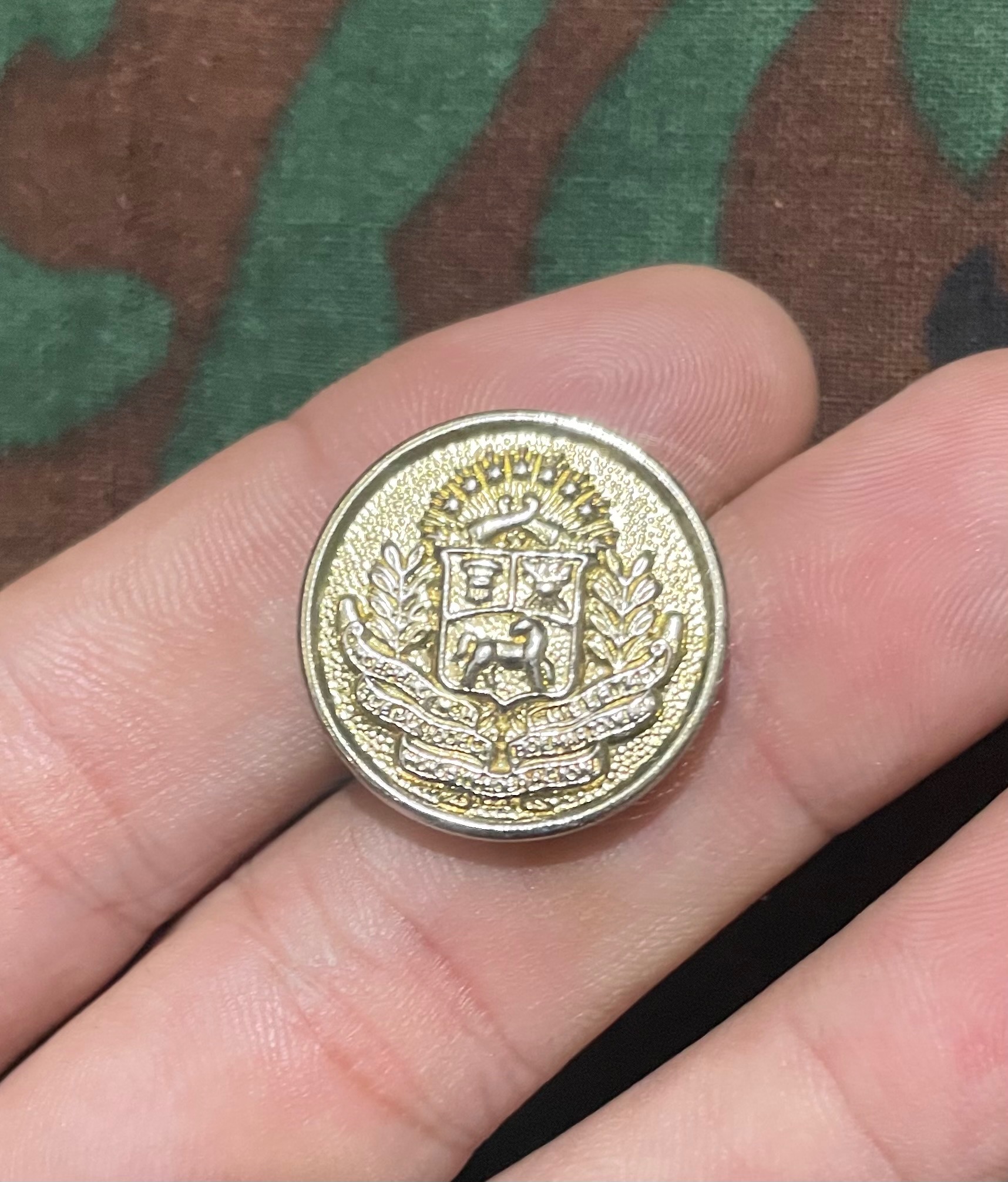 دکمه فلزی خارجی قدیمی