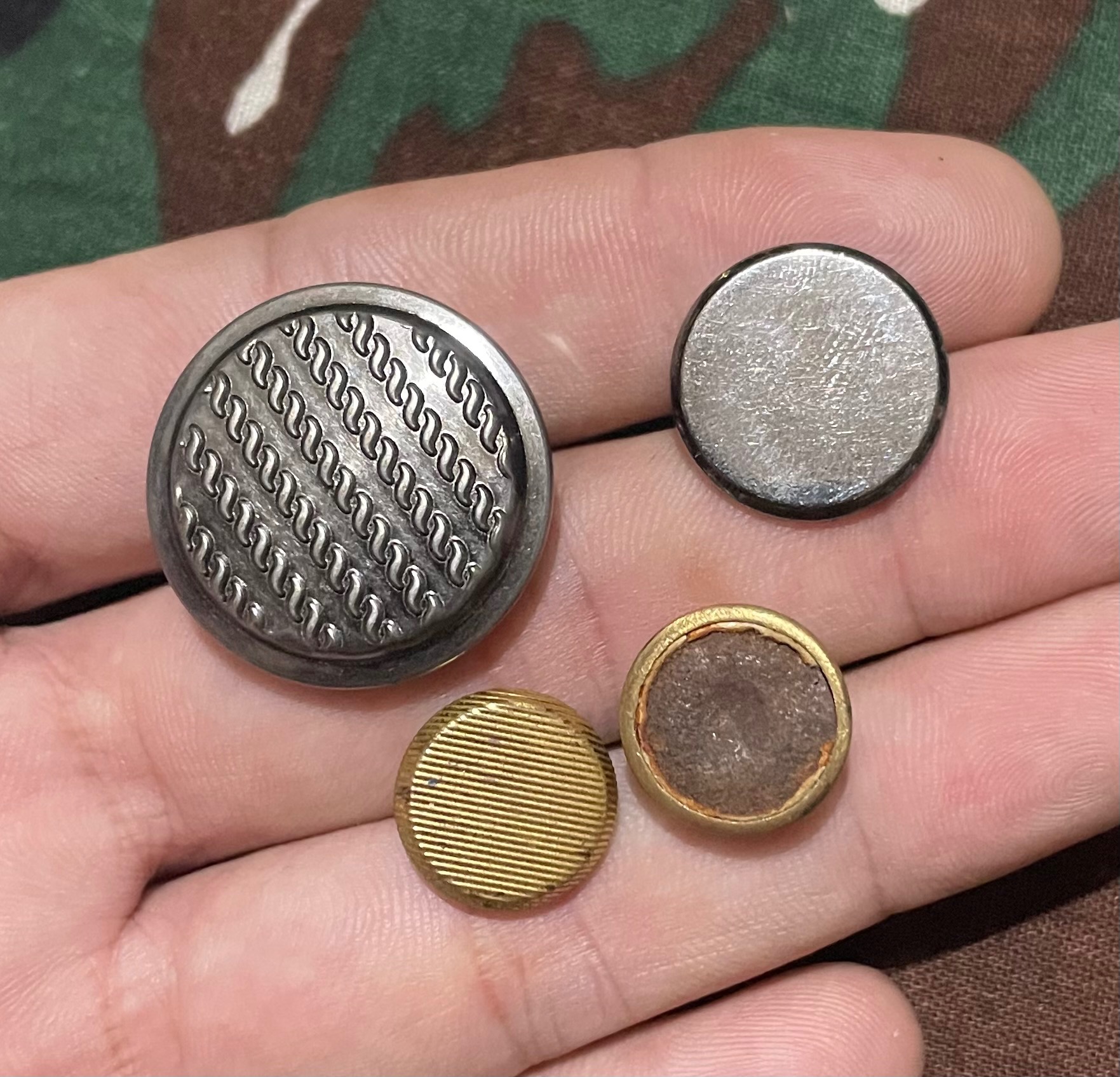 دکمه فلزی خارجی قدیمی چهار عدد