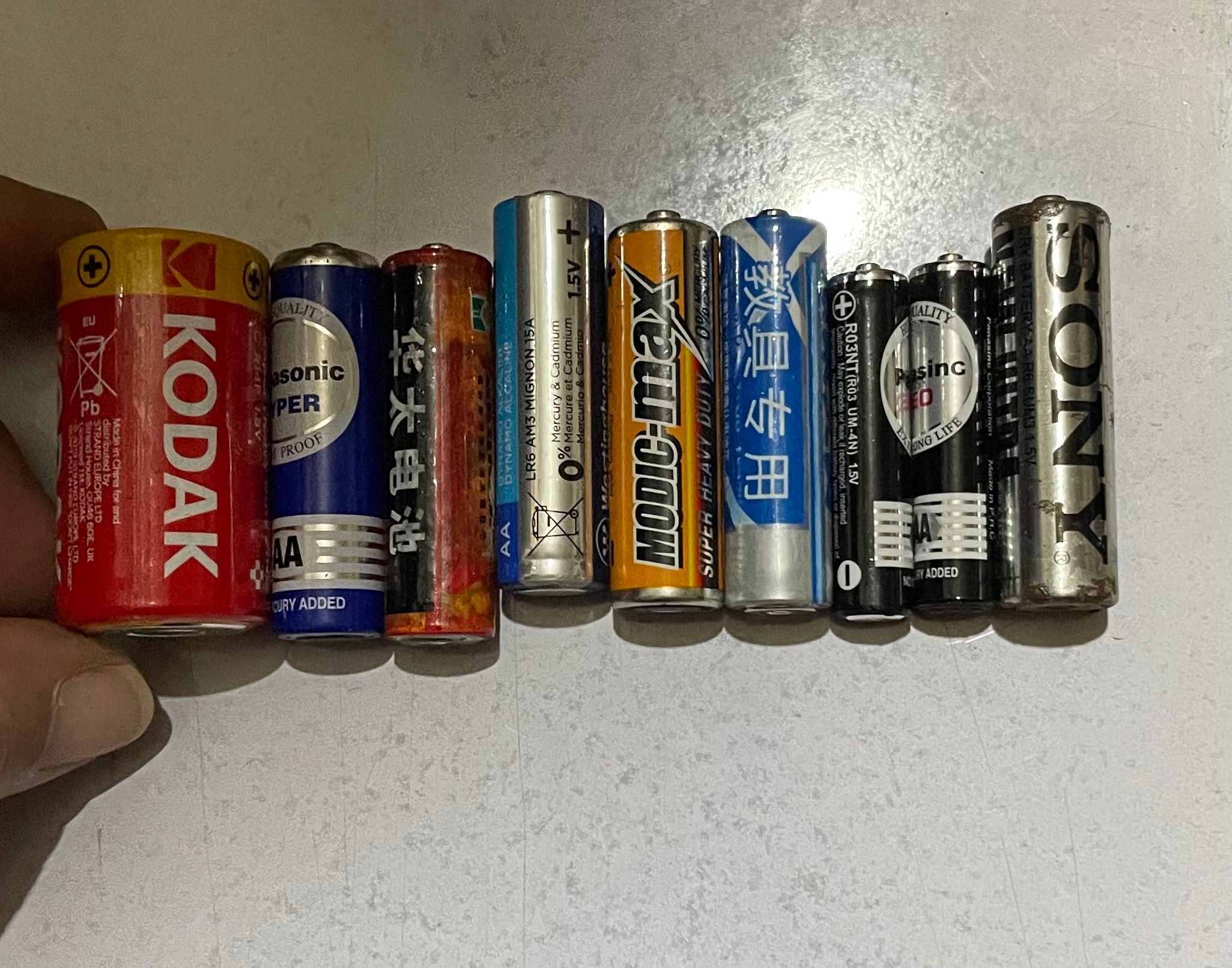 تعدادی باتری قدیمی و کلکسیونی