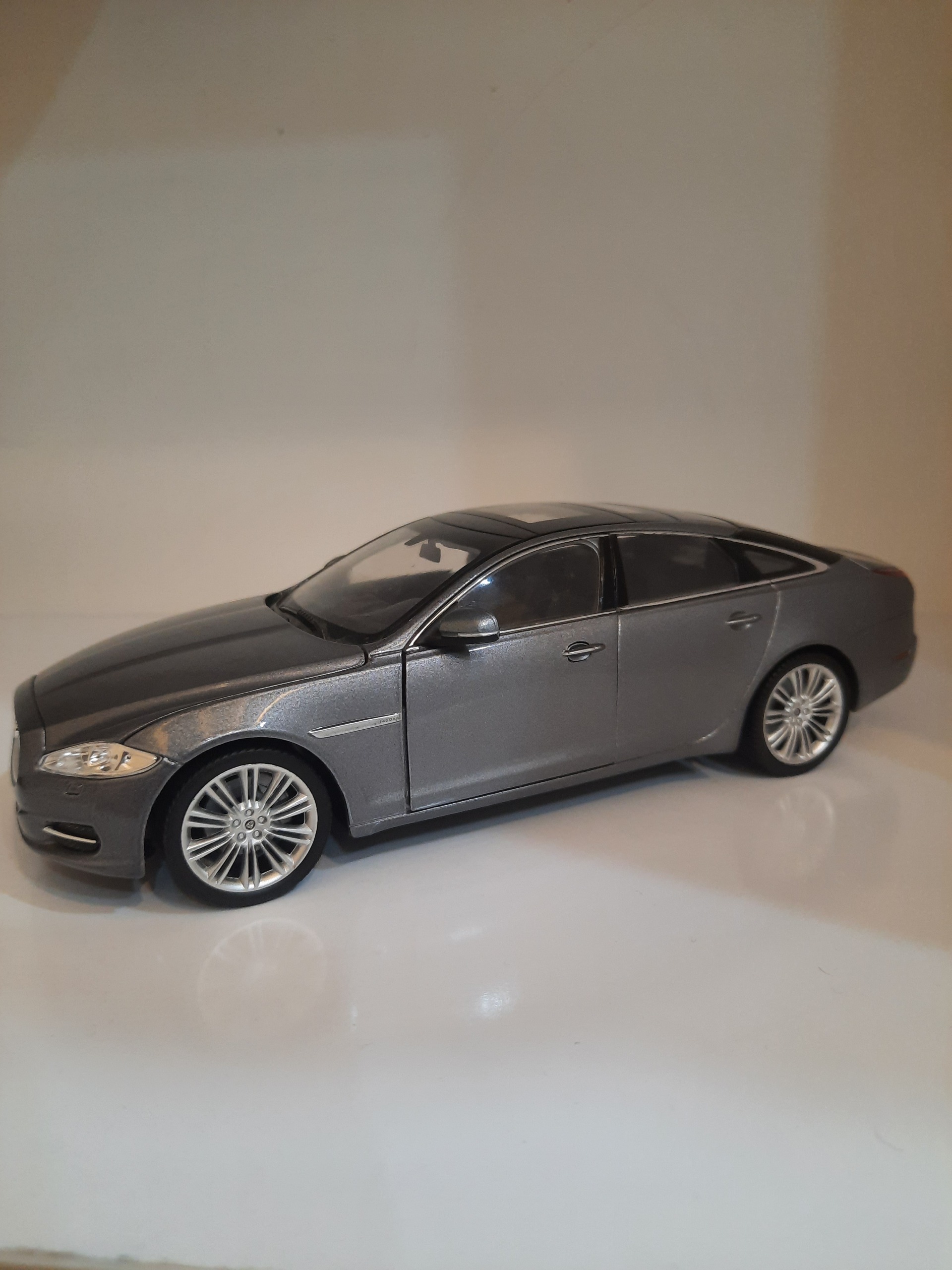 جگوار ایکس جی مدل 2010 (2010 Jaguar XJ)