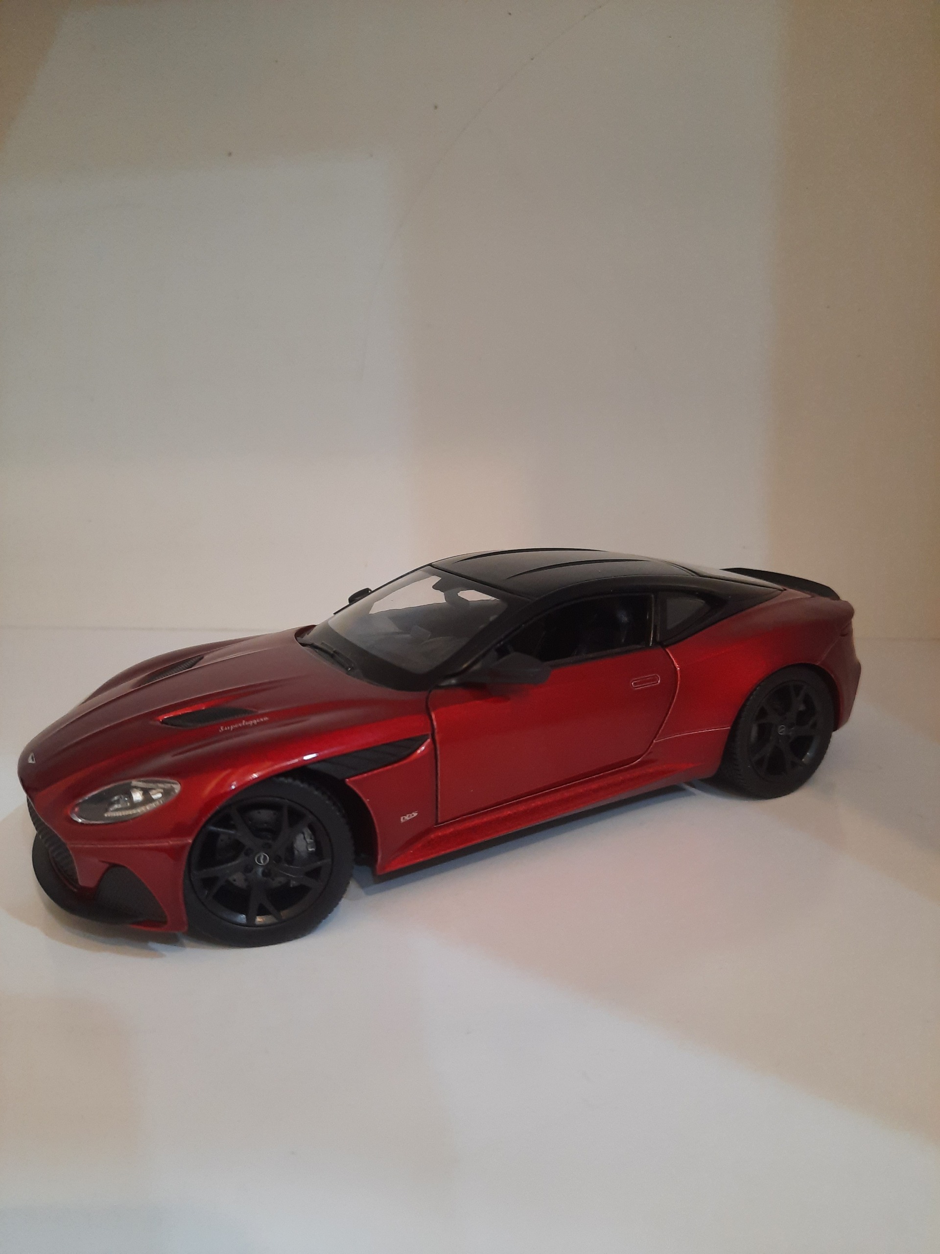 استون مارتین (Aston Martin DBS Superleggera)