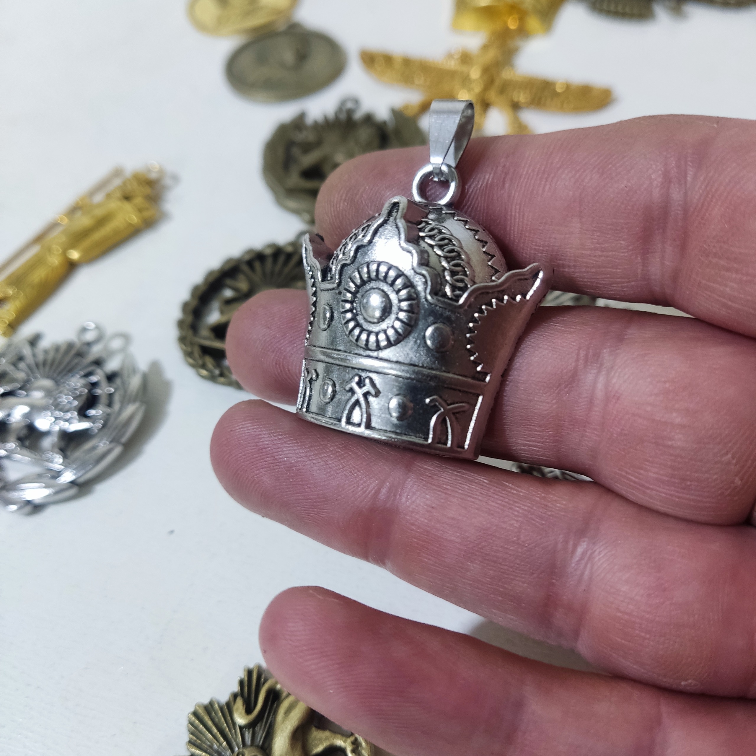 پلاک آویز گردنبند تاج خارجی مرغوب در3رنگ