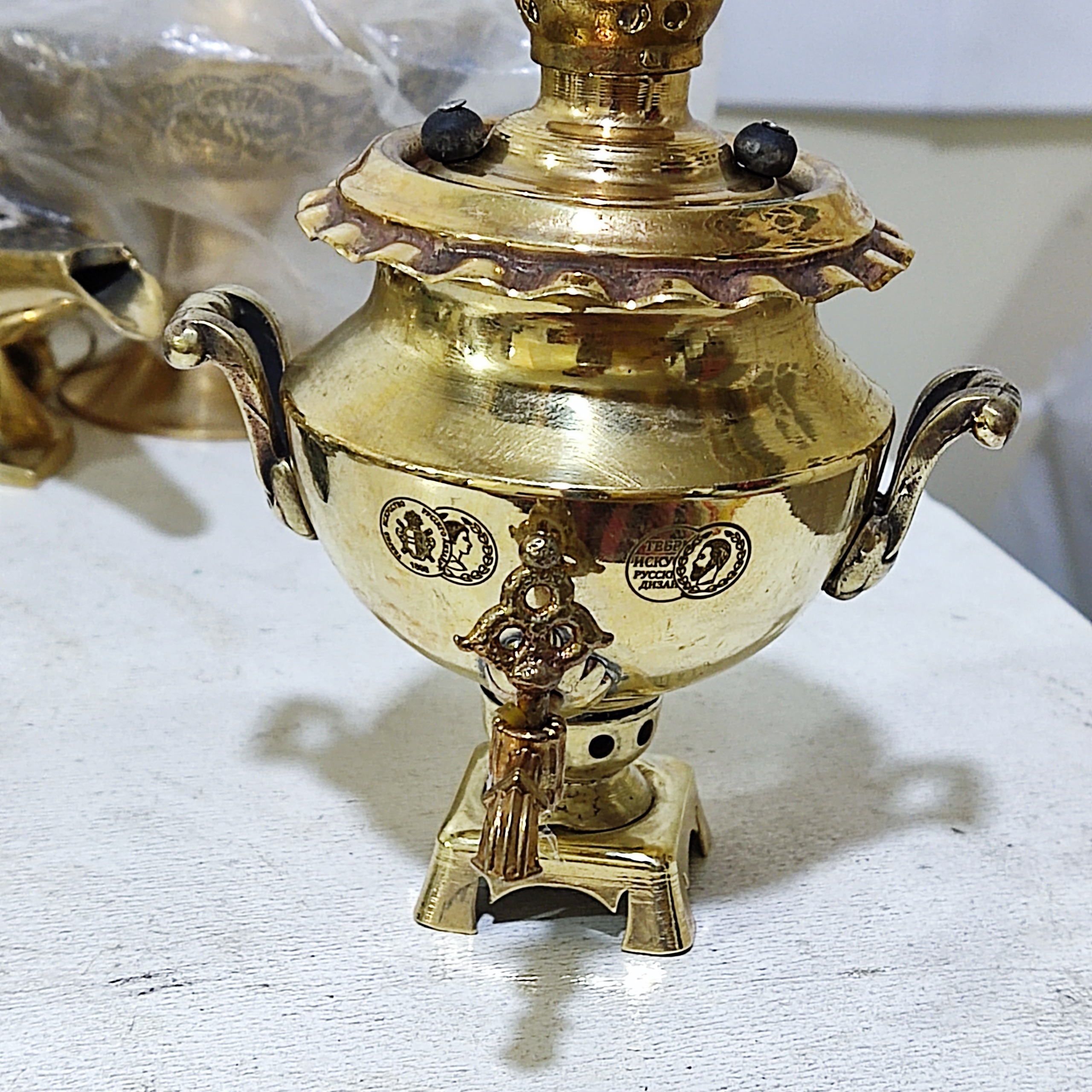 سماور برنجی مینیاتوری آنتیک مارک دار طرح روس