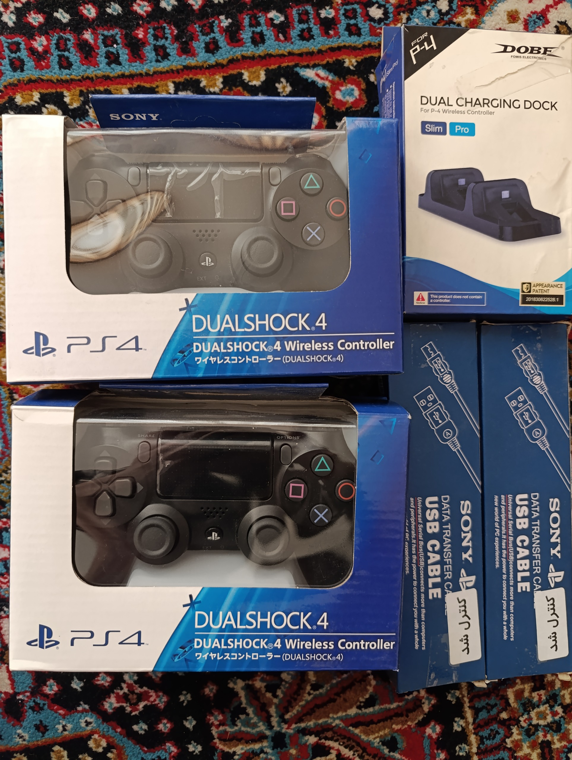 دو عدد دسته PS4 همراه با پایه شارژر و کابل