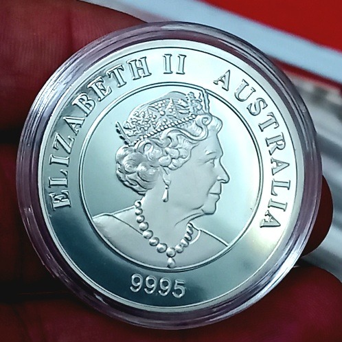 سکه یادبود ملکه الیزابت با کپسول مخصوص