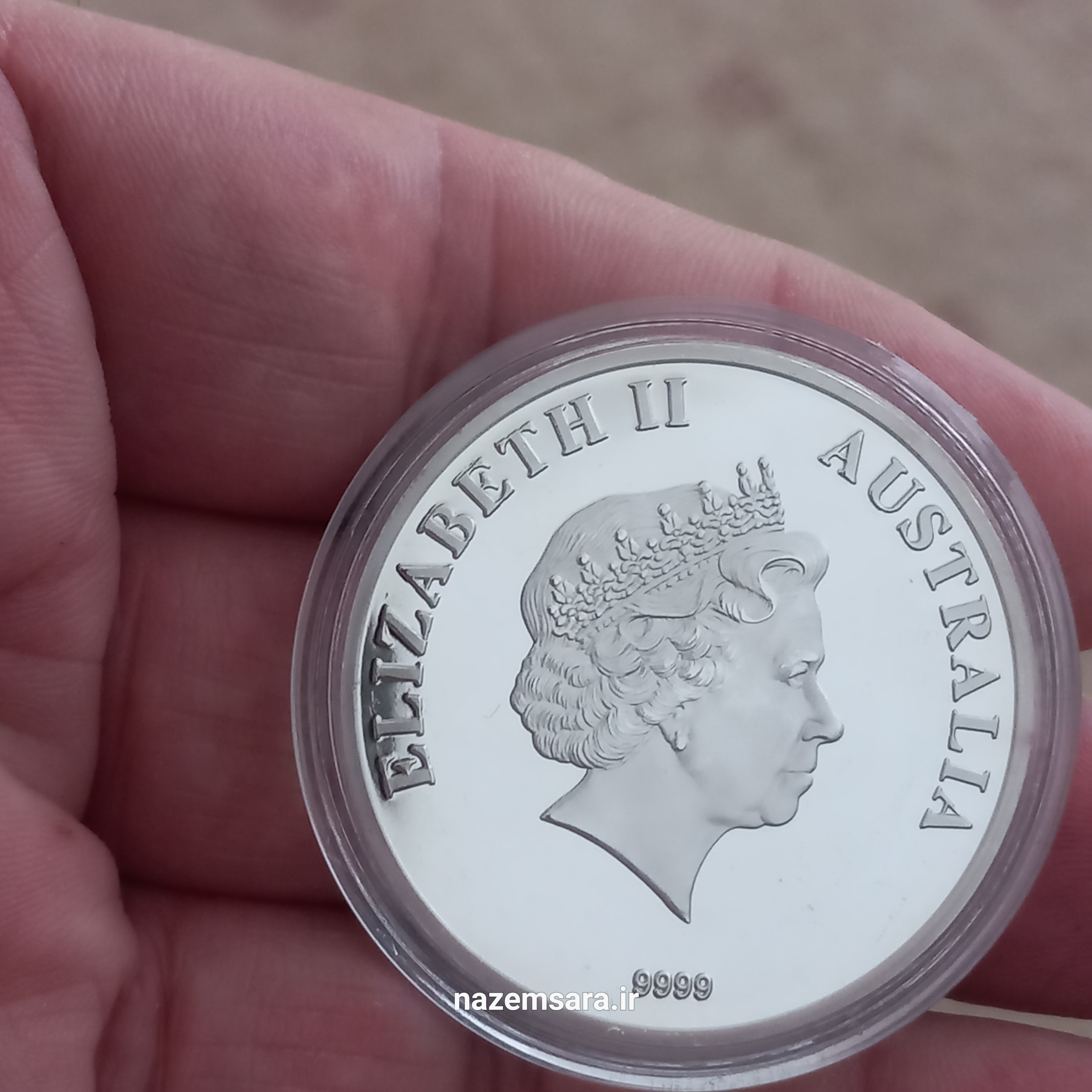 سکه یادبود ملکه الیزابت با کپسول مخصوص