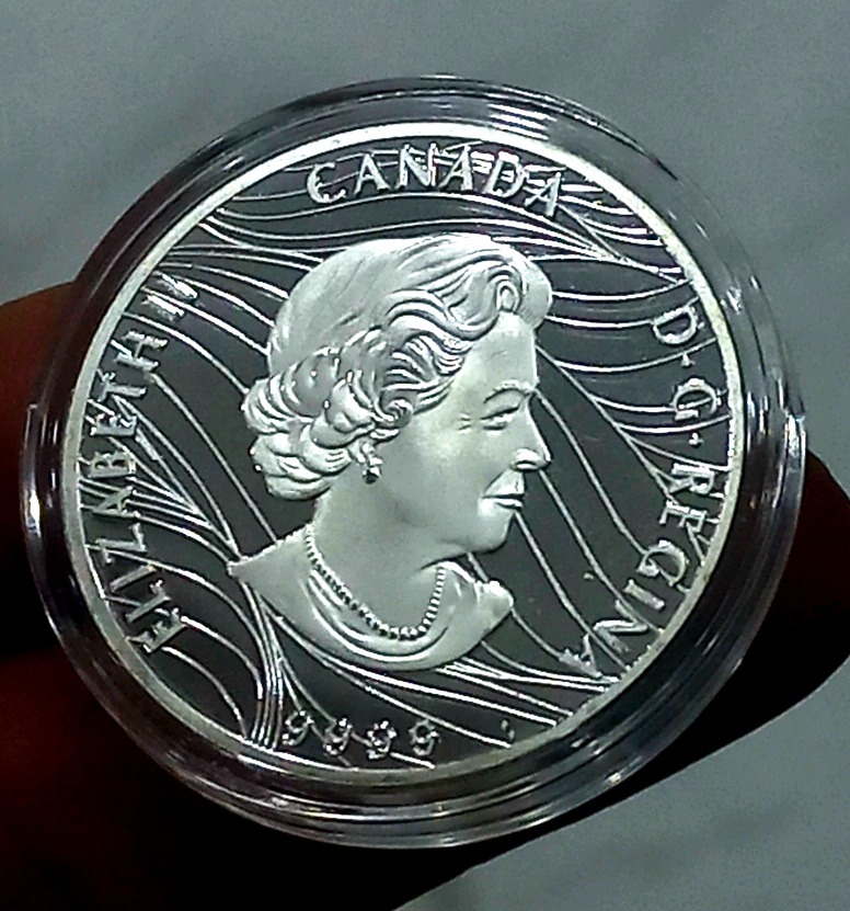 سکه یادبود ملکه الیزابت با کپسول مخصوص