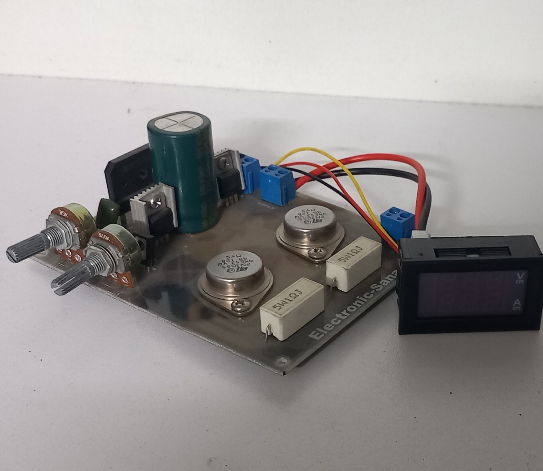 منبع تغذیه متغییر 0 تا 15 ولت