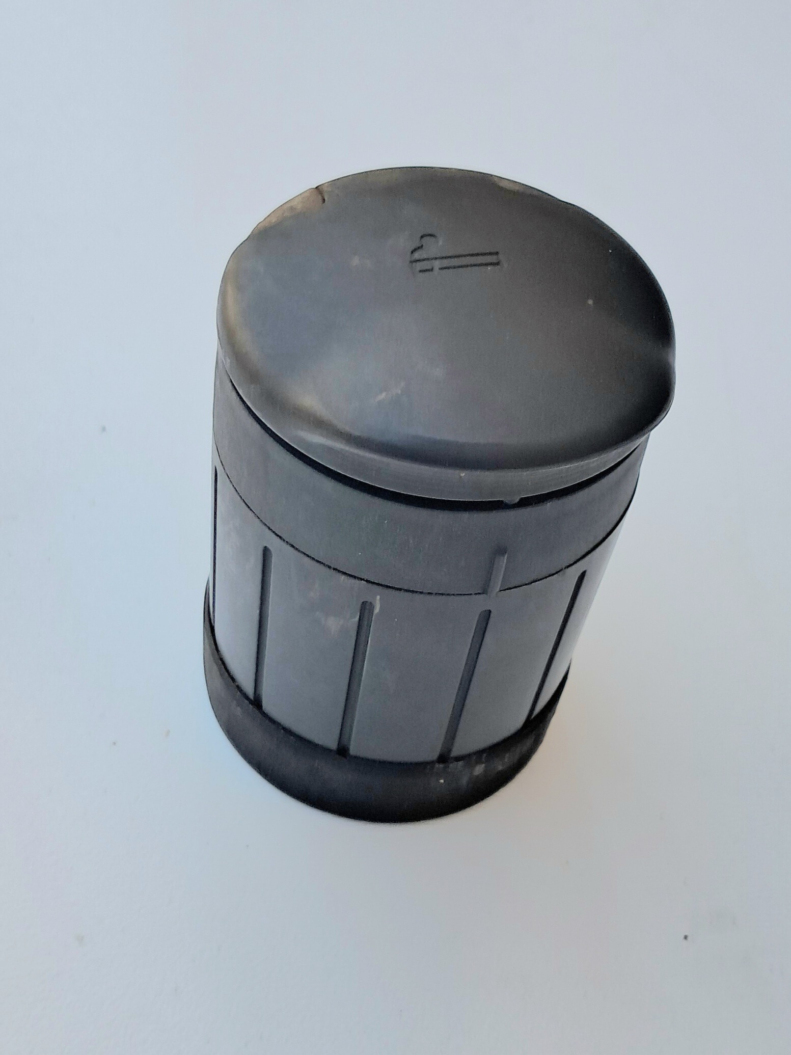 زیرسیگاری خودرو قدیمی