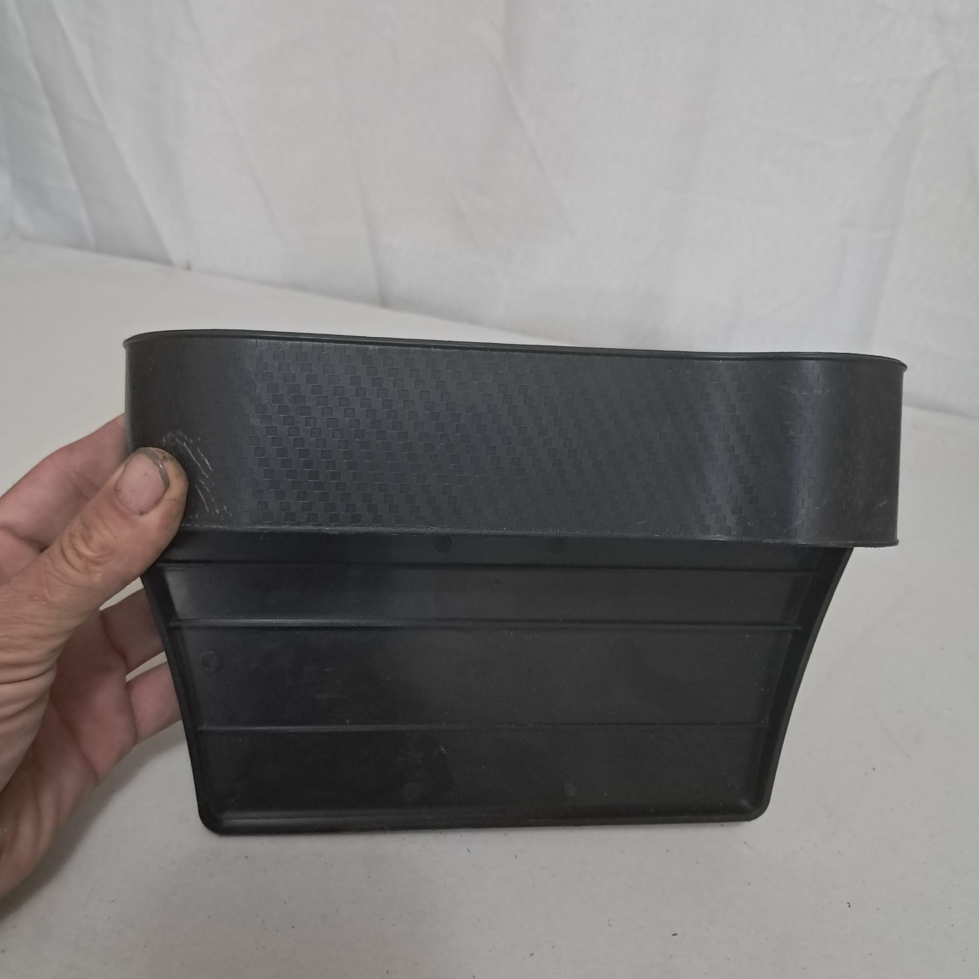 جا لیوانی و گوشی داخل خودرو