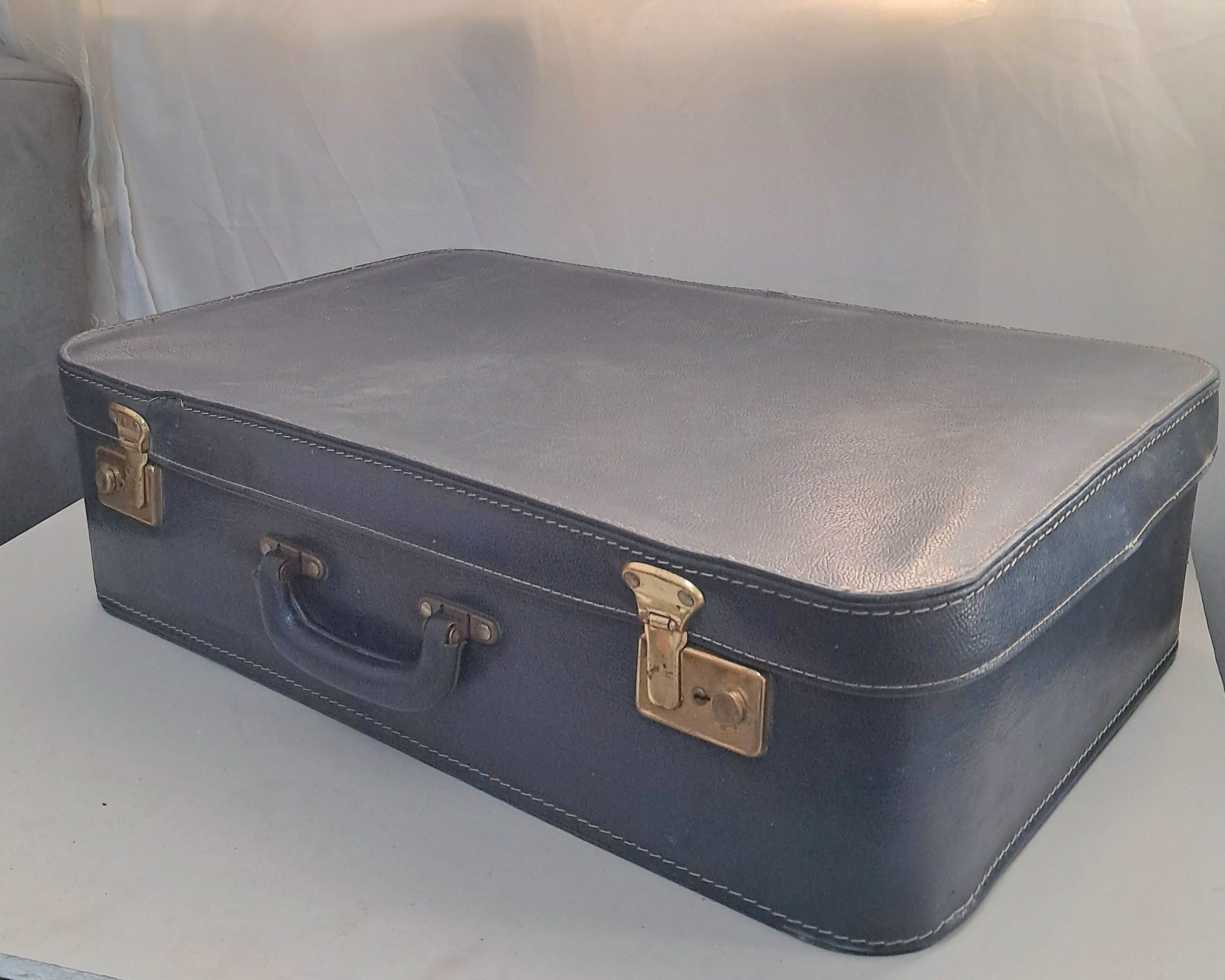 چمدان قدیمی چرمی