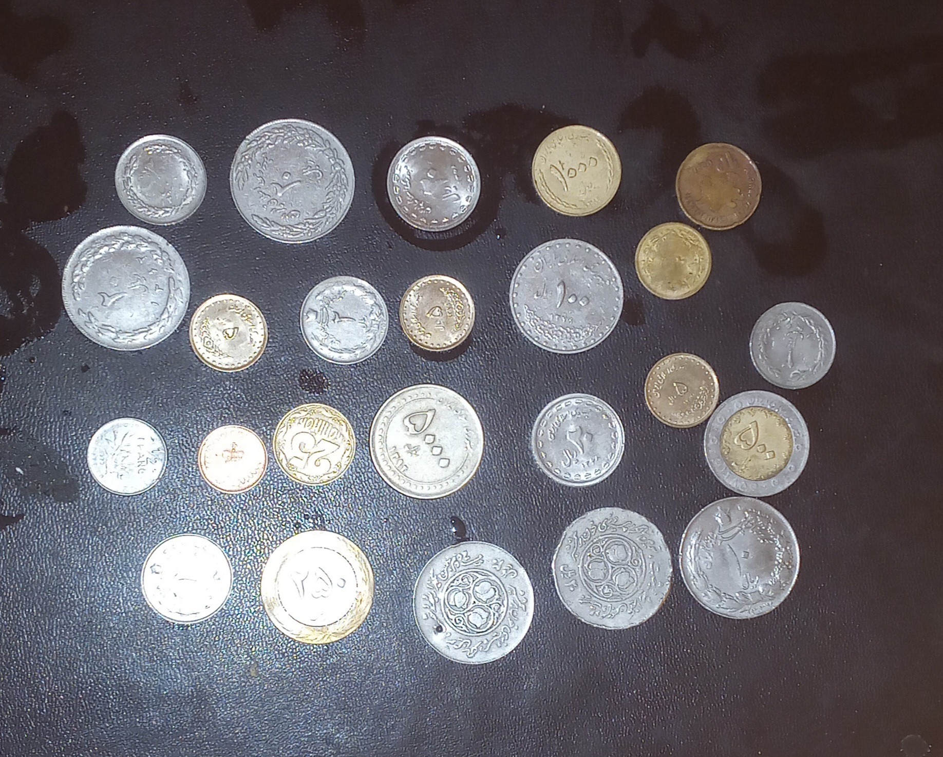 تعدادی سکه مختلط قدیم وجدید مقرون