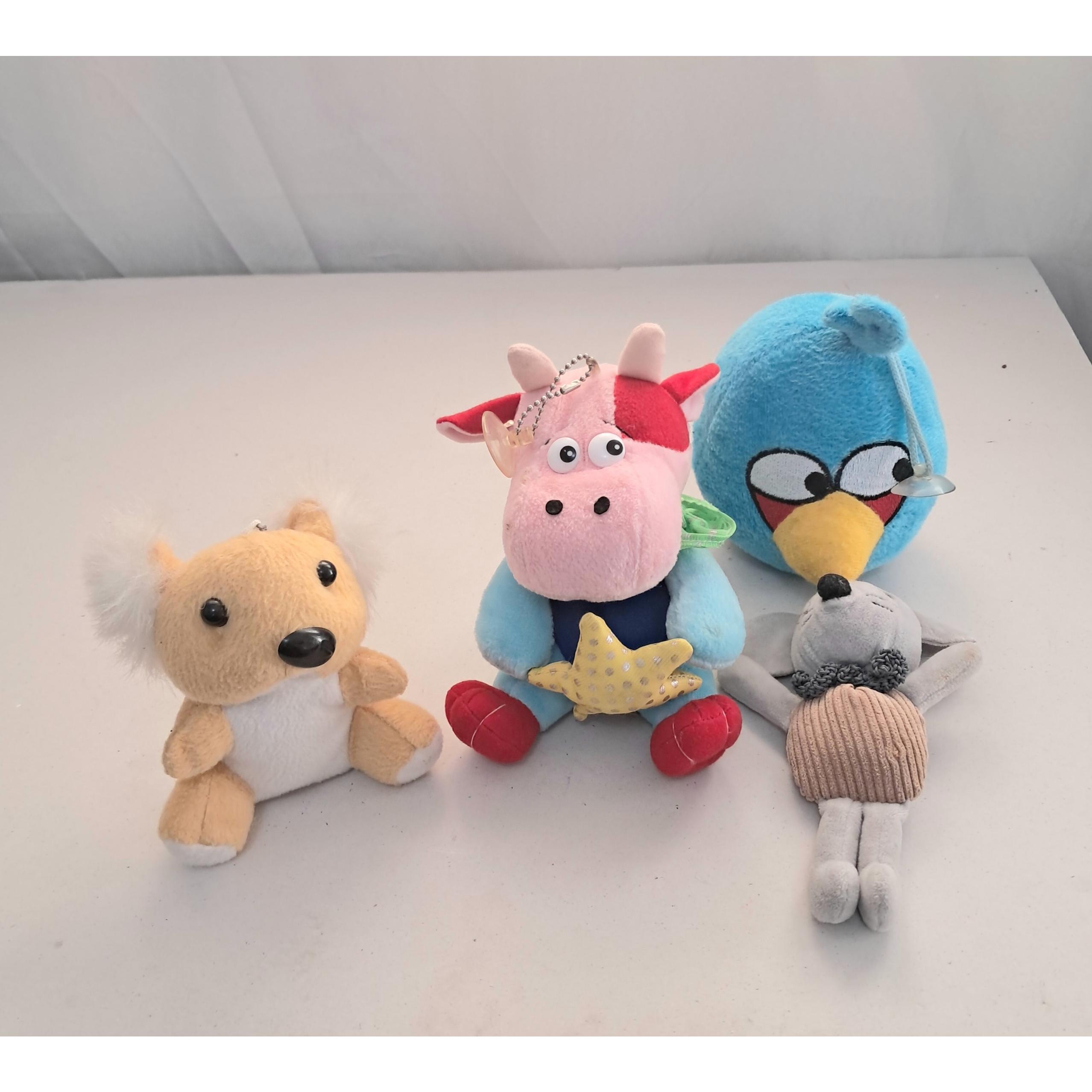 چهار عروسک اویزان مقرون