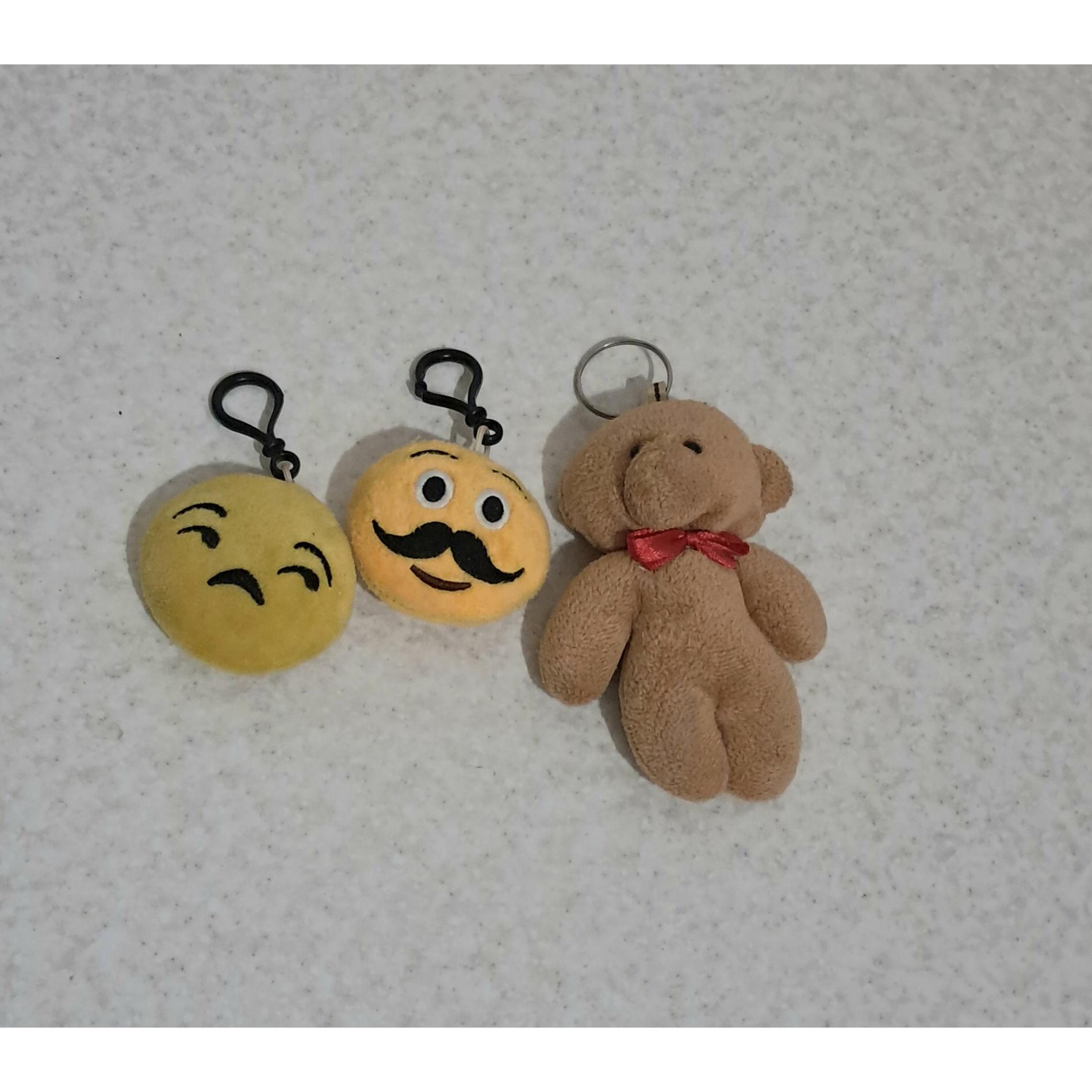 سه عروسک اویزان