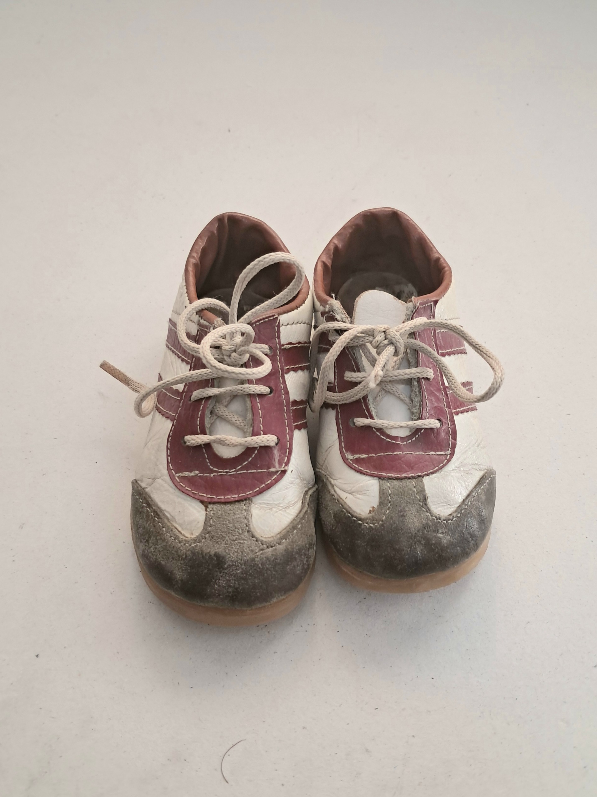 کتانی پسربچگانه قدیمی