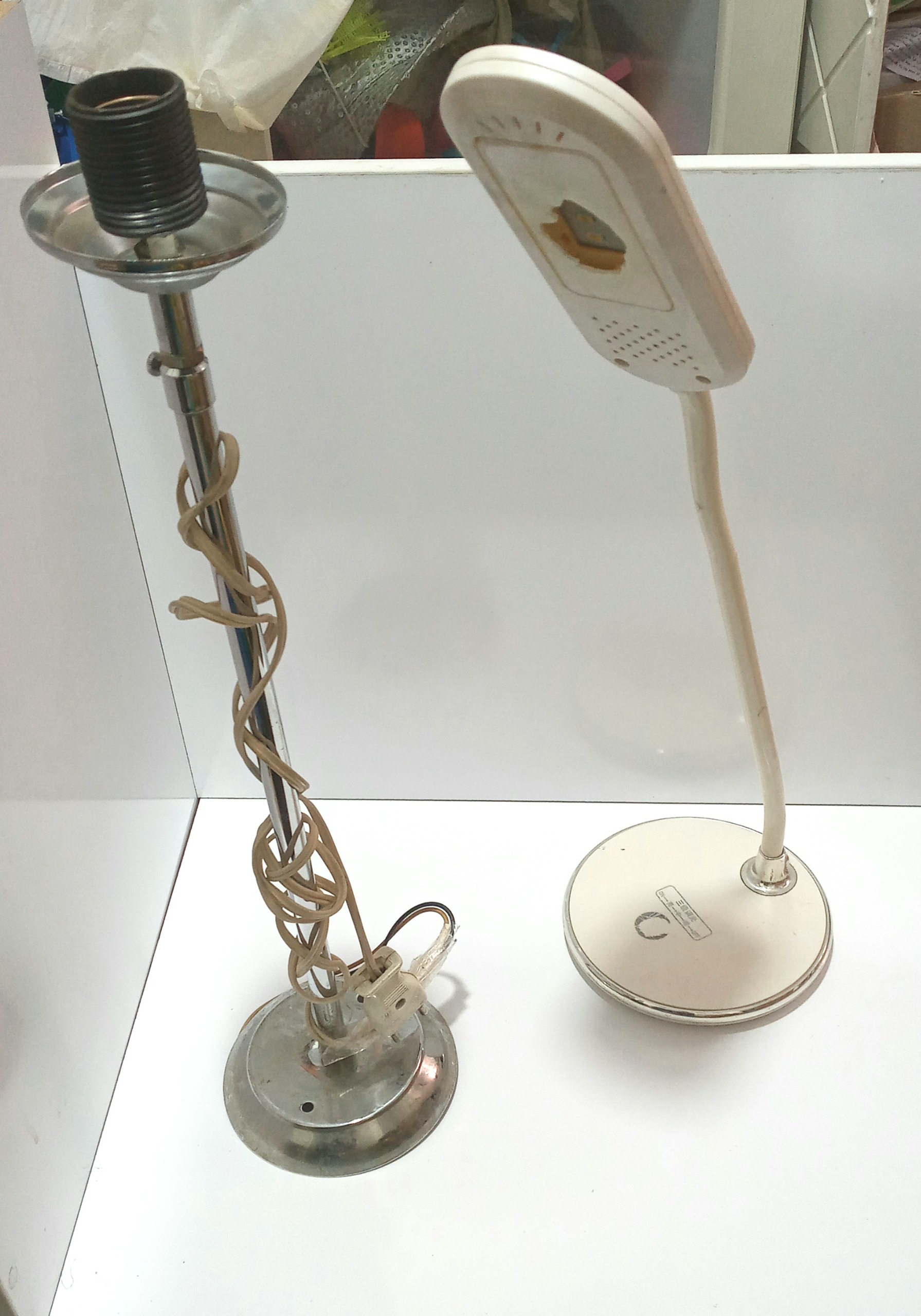 دو عدد چراغ روشنایی