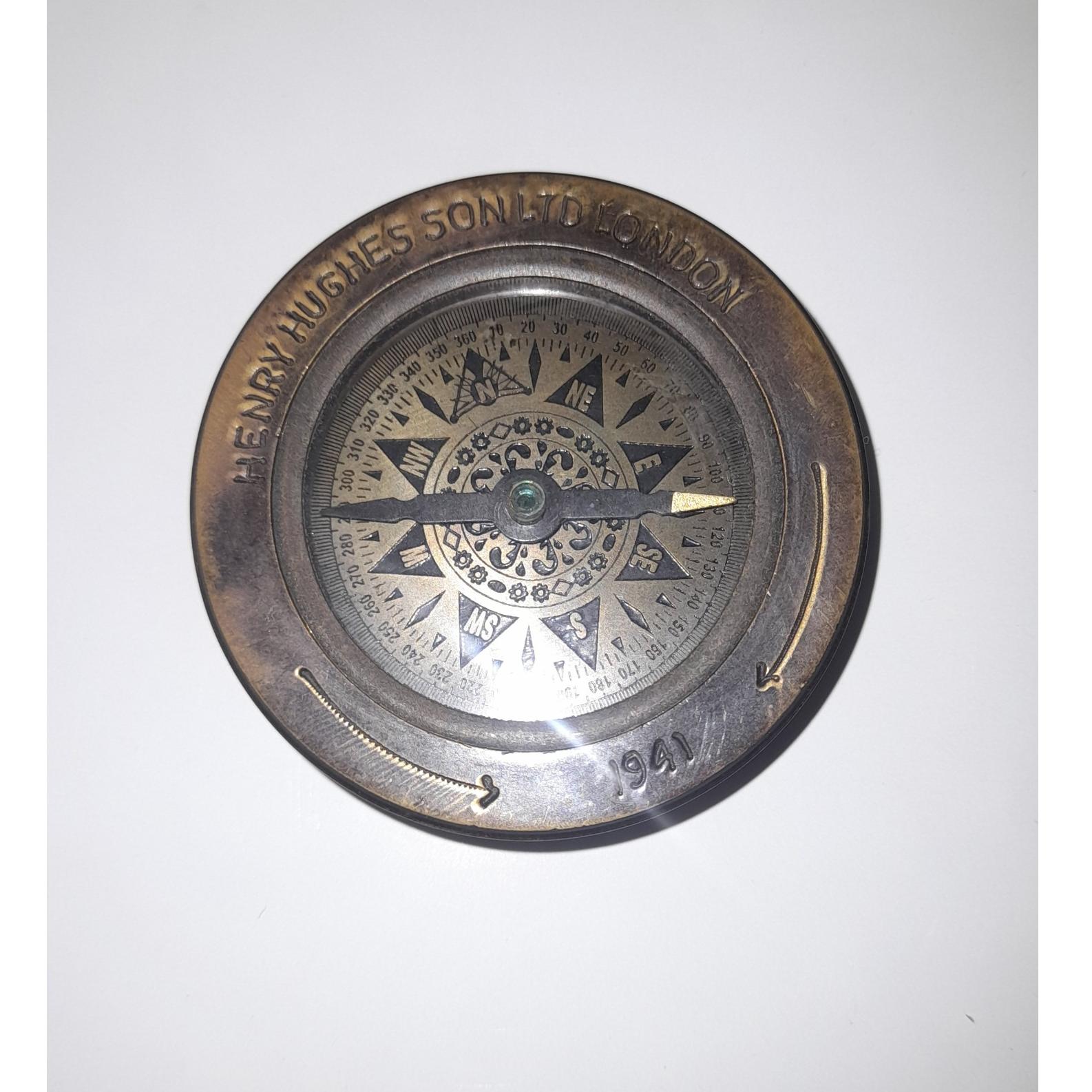 قطبنما عتیقه برای جنگ جهانی دوم به همراه جعبه