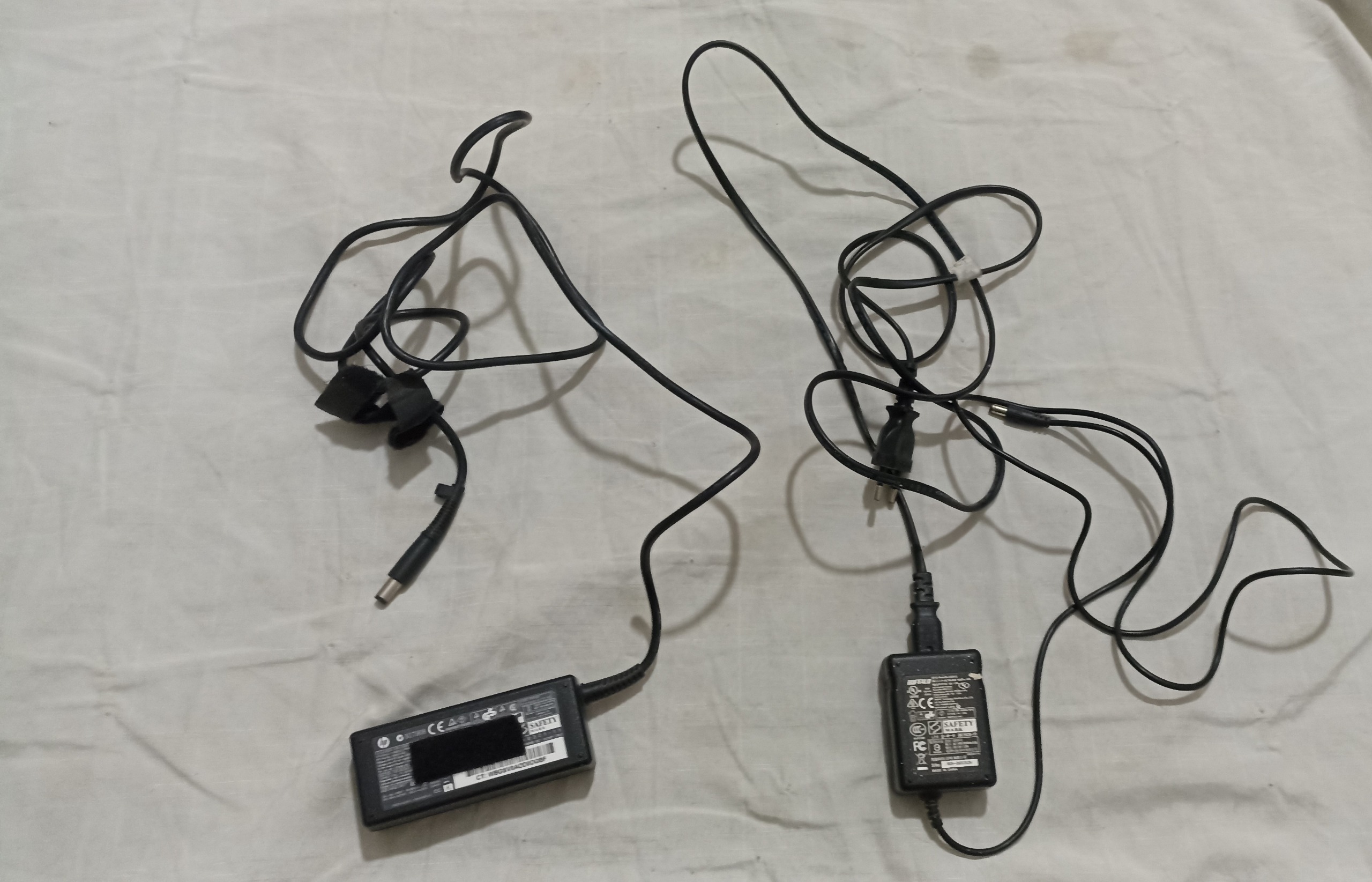 دو آداپتور 12 ولت و 18.5 ولت