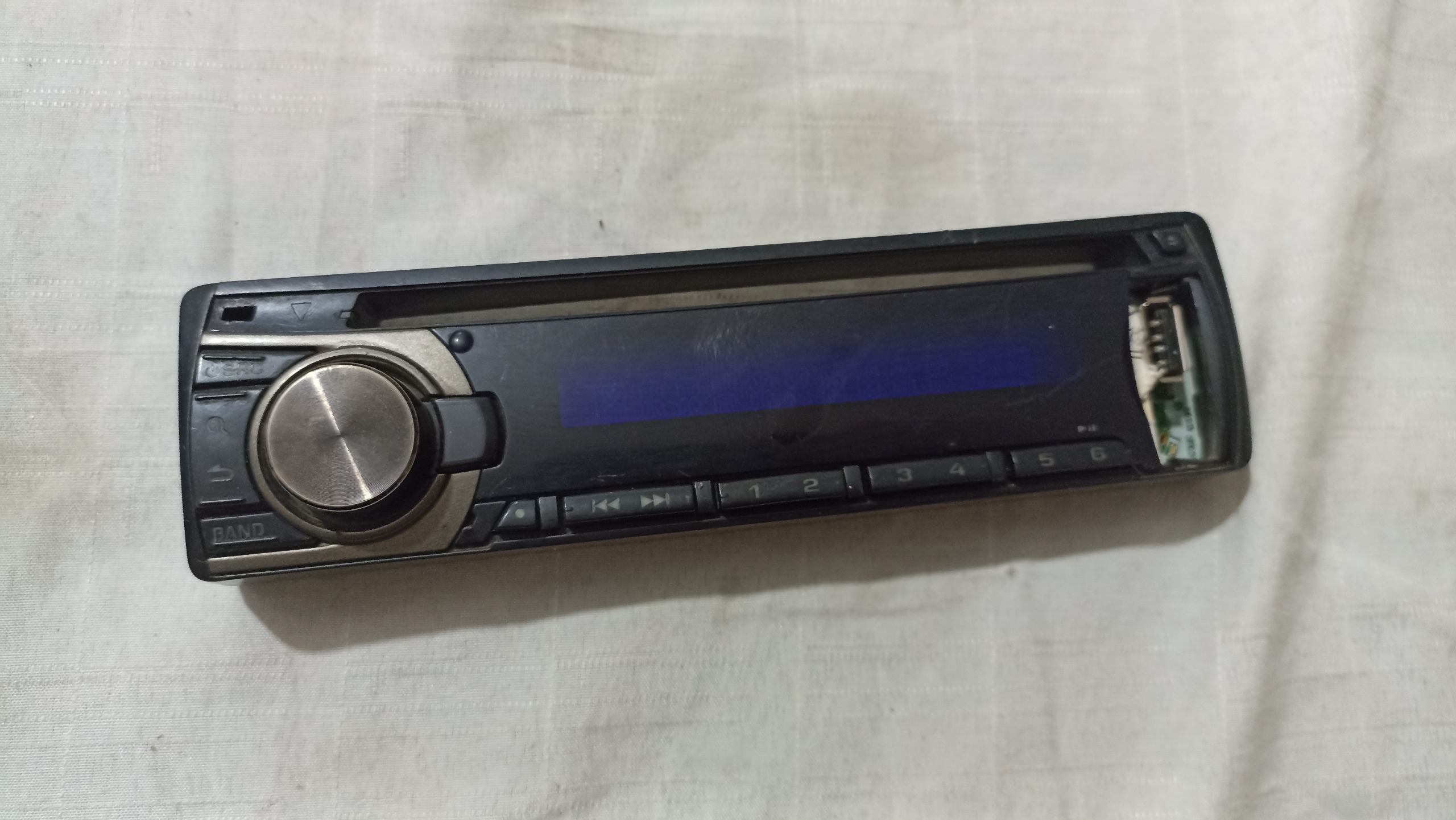 پنل کنوود سالم اما شکستگی دارد