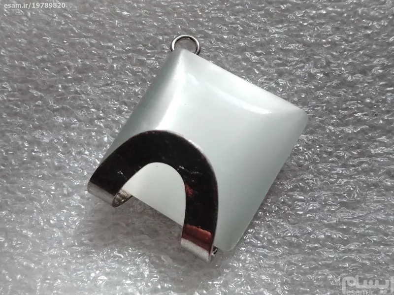 آویز گردنی یا سنجاق سینه چشم گربه