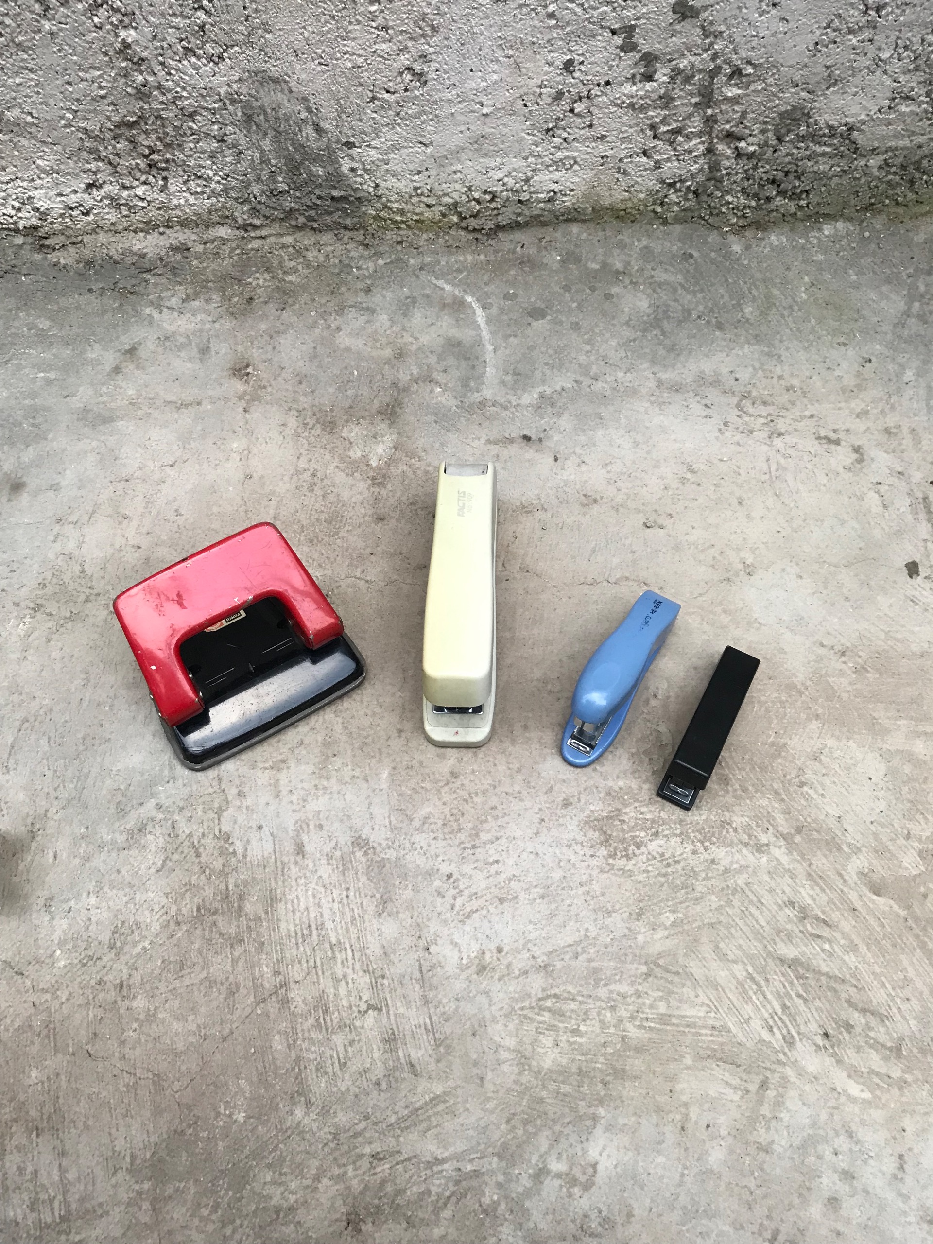 مجموعه منگنه و پانچ معیوب