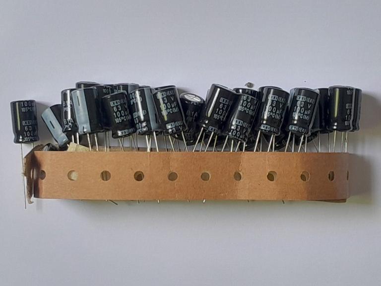 خازن 100uf 63v مارک ROE (EKE) بسته ی 5 عددی