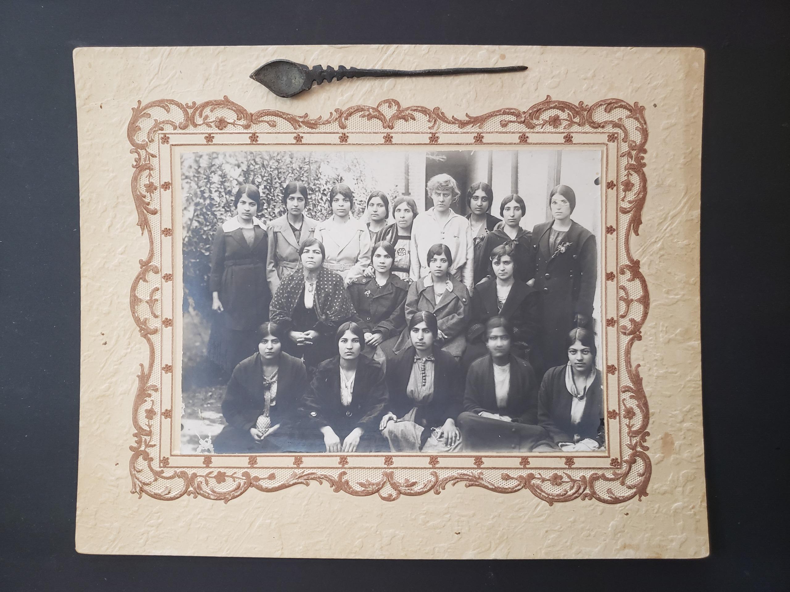 عکس قاجاری بانوان در محل خاص