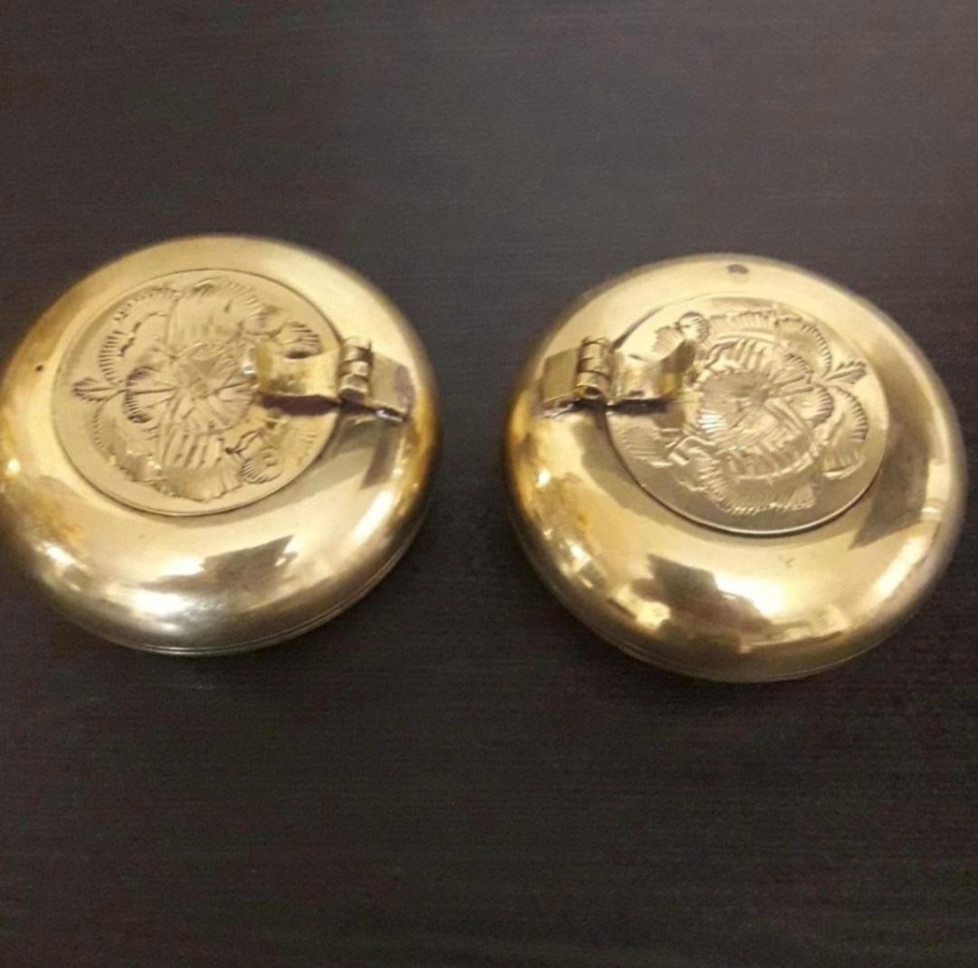 یک جفت جاسیگاری برنجی خاص و آک