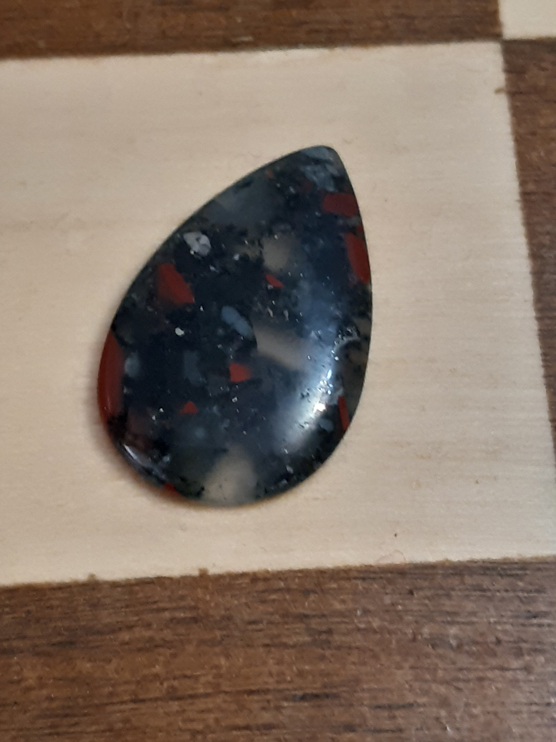 نگین سنگ خون طبیعی و معدنی تراش اشکی