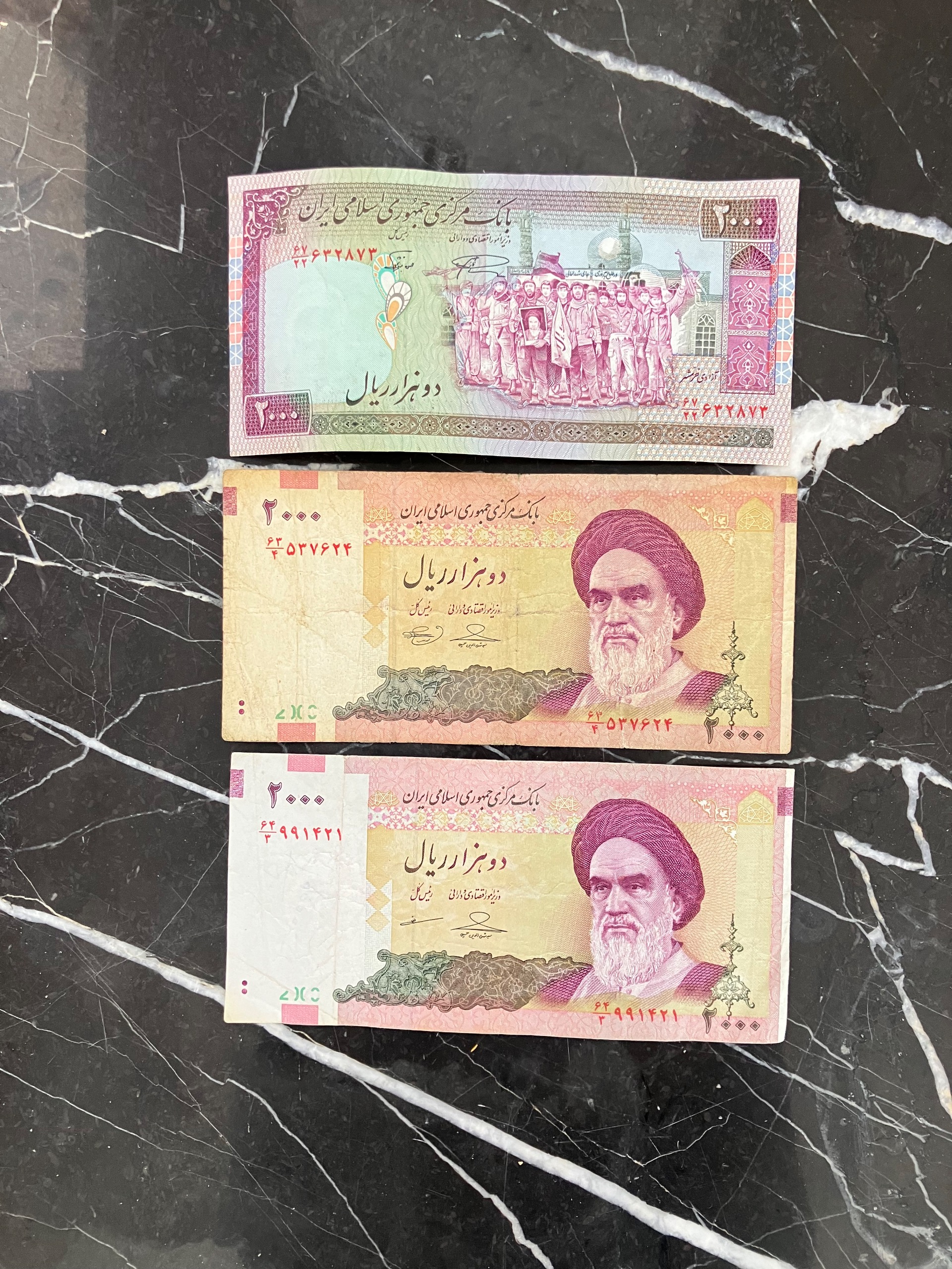 تعدای اسکناس قدیمی و کهنه