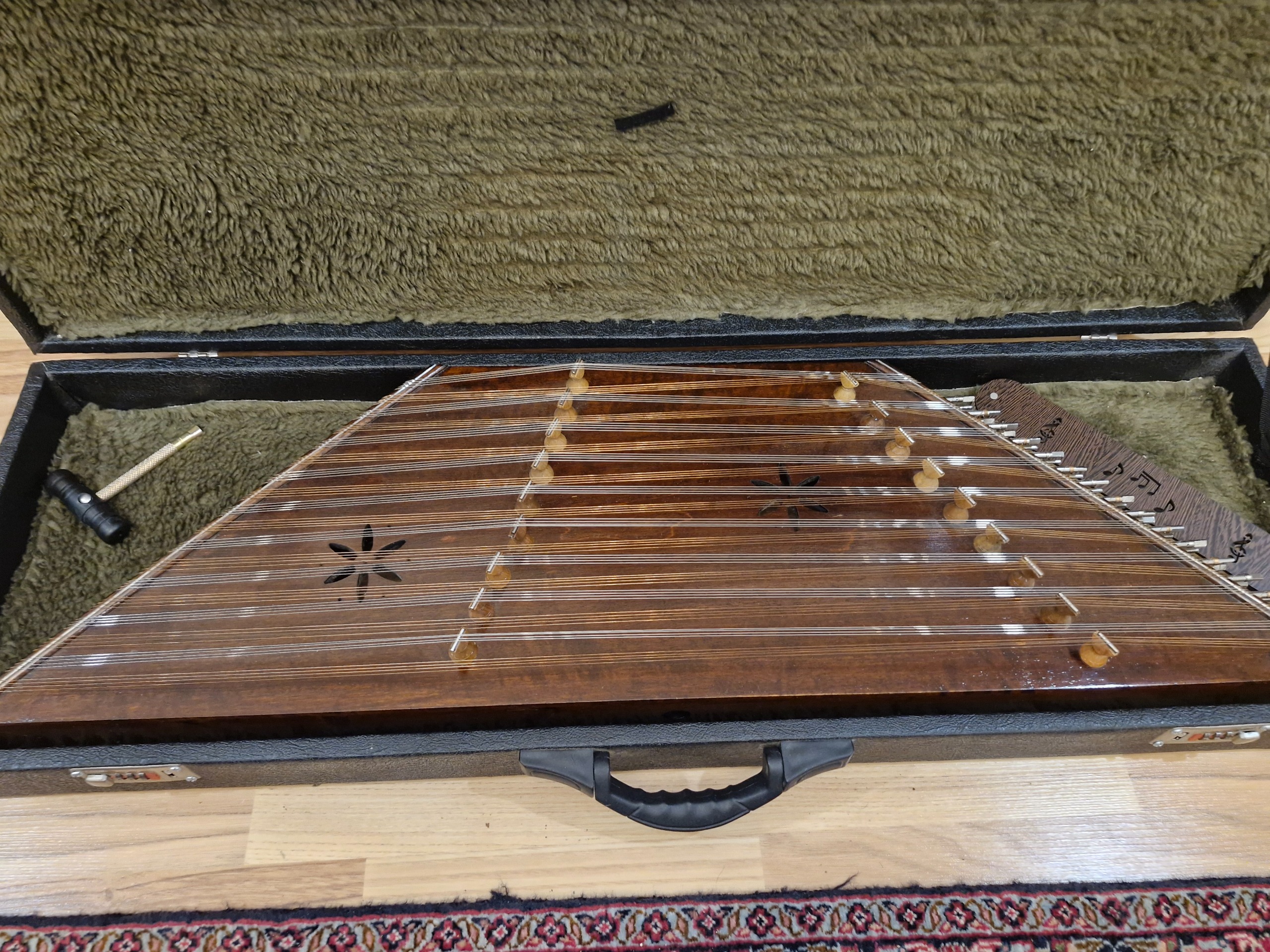 سنتور نو استاد هراتیان با کیف و4  عدد مضراب