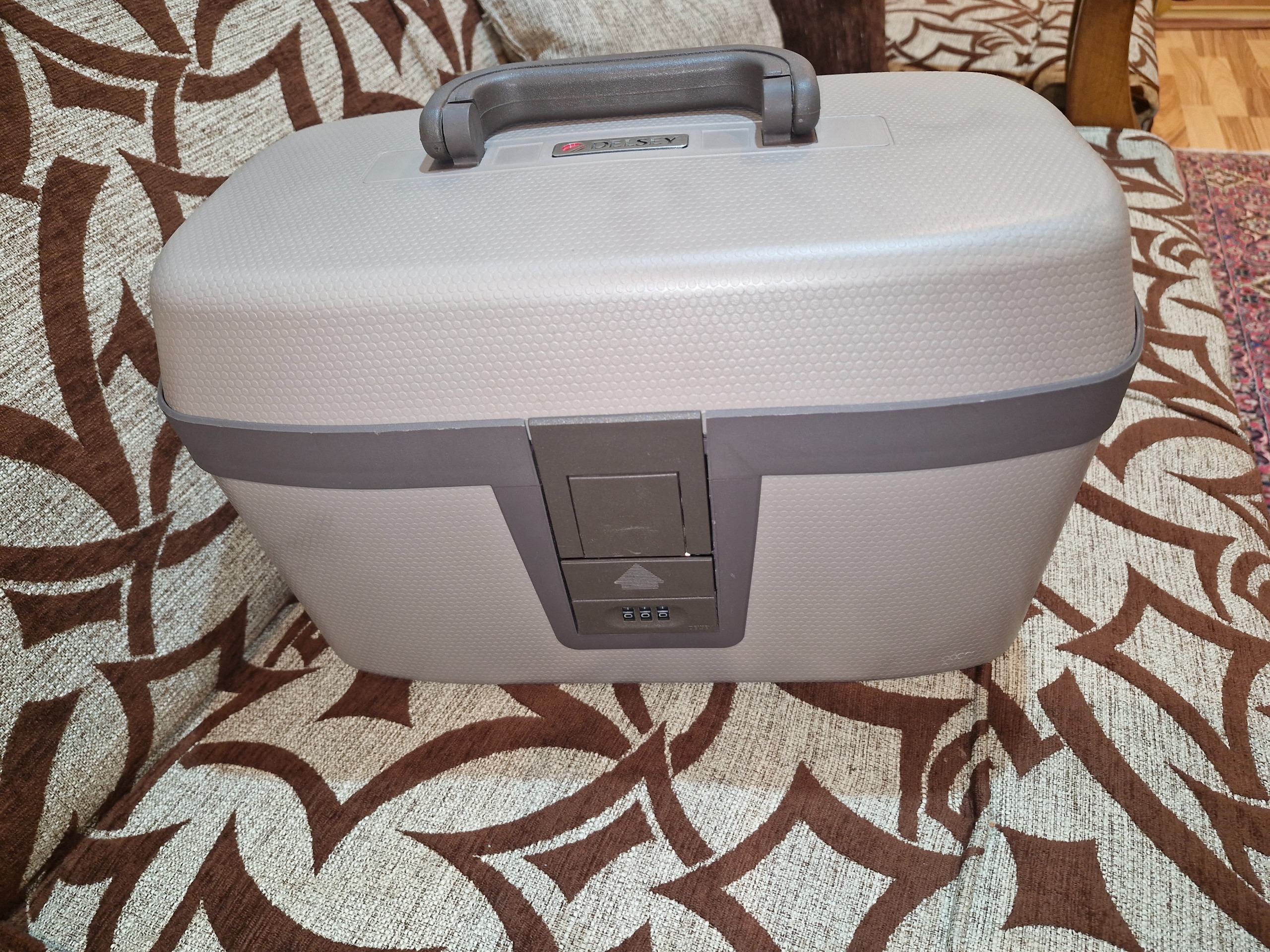 کیف آرایشی دلسی فرانسوی