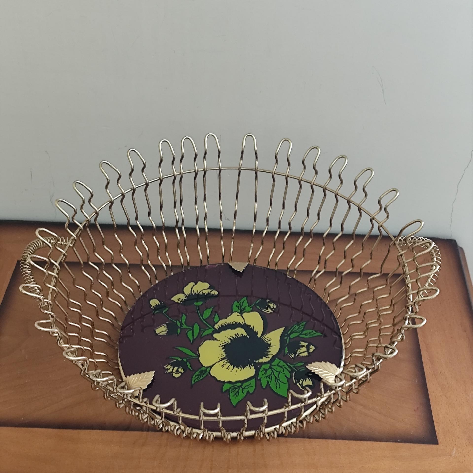 سبد فلزی قدیمی و نوستالژی