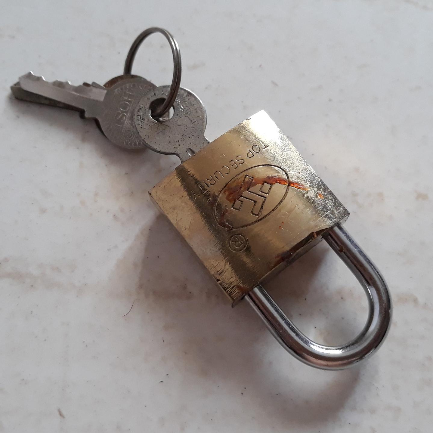 1 عدد قفل کوچک با کلید 3 در 3