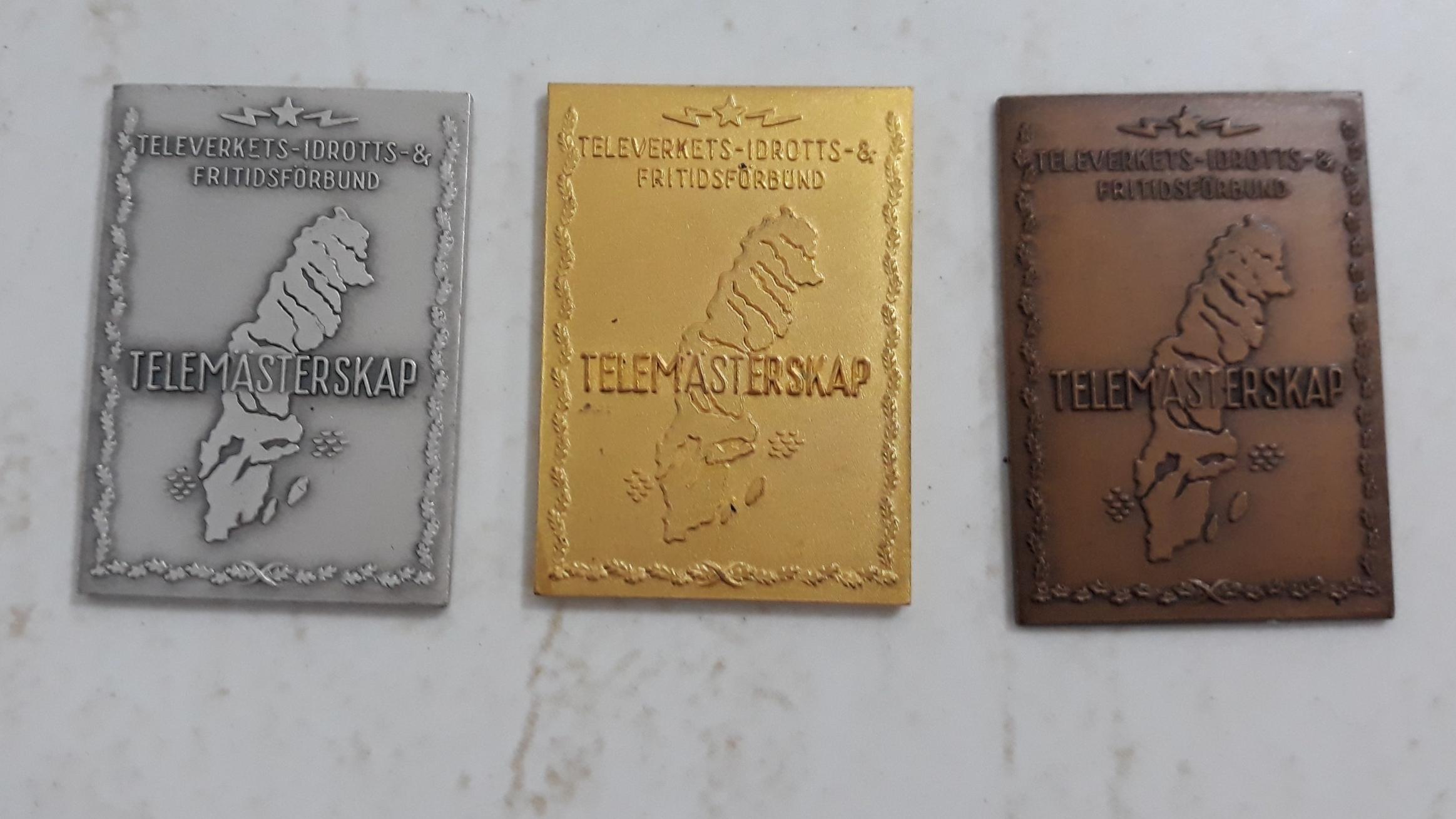 3 عدد پلاک یا نشان های یادبود تاریخدار