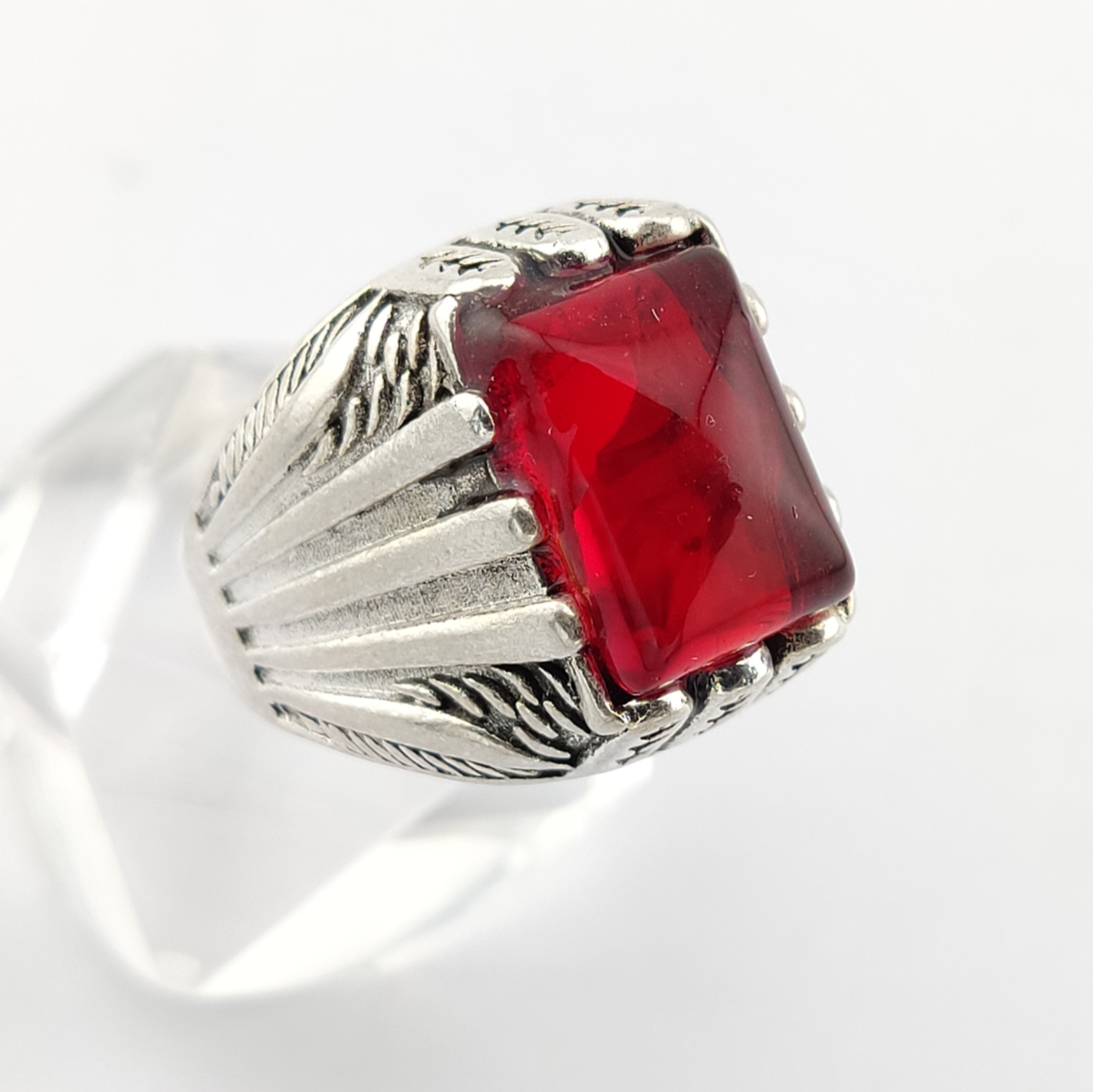 انگشتر عقیق قرمز روشن با رکاب منحصربفرد درشت