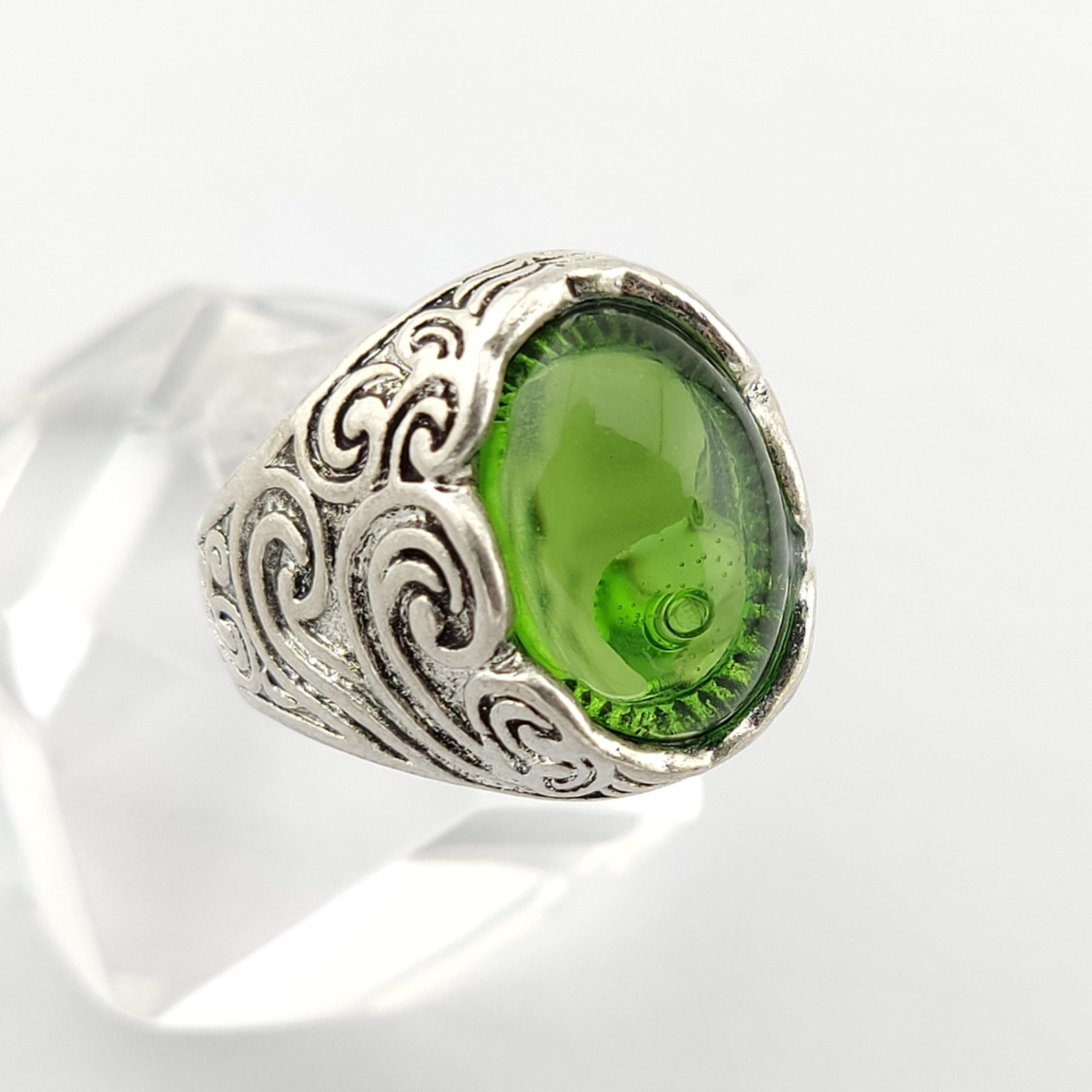 انگشتر یاقوت سبز روشن با رکاب هنری ابری