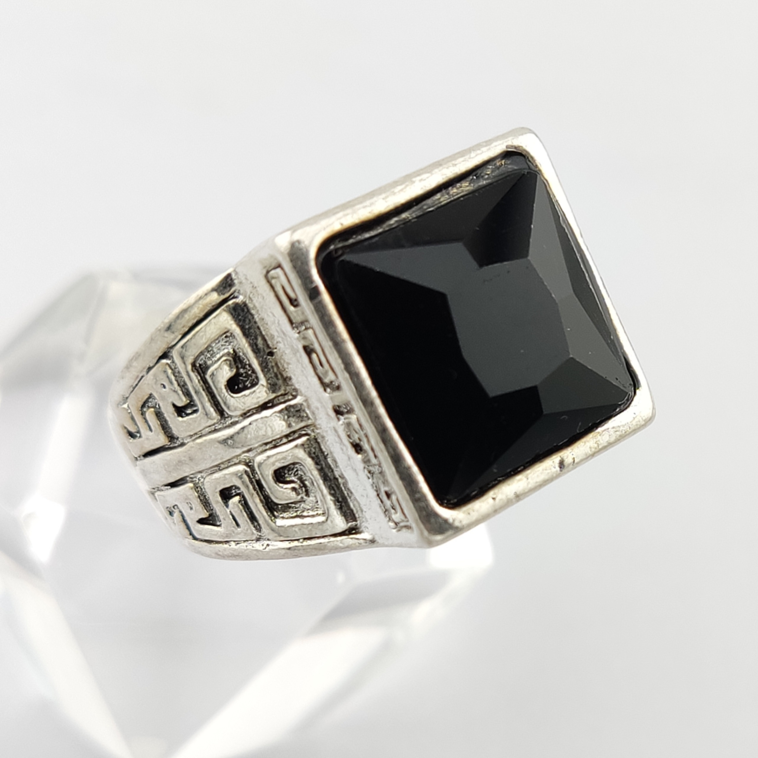 انگشتر اونیکس مشکی تراش خورده رکاب درشت حکاکی