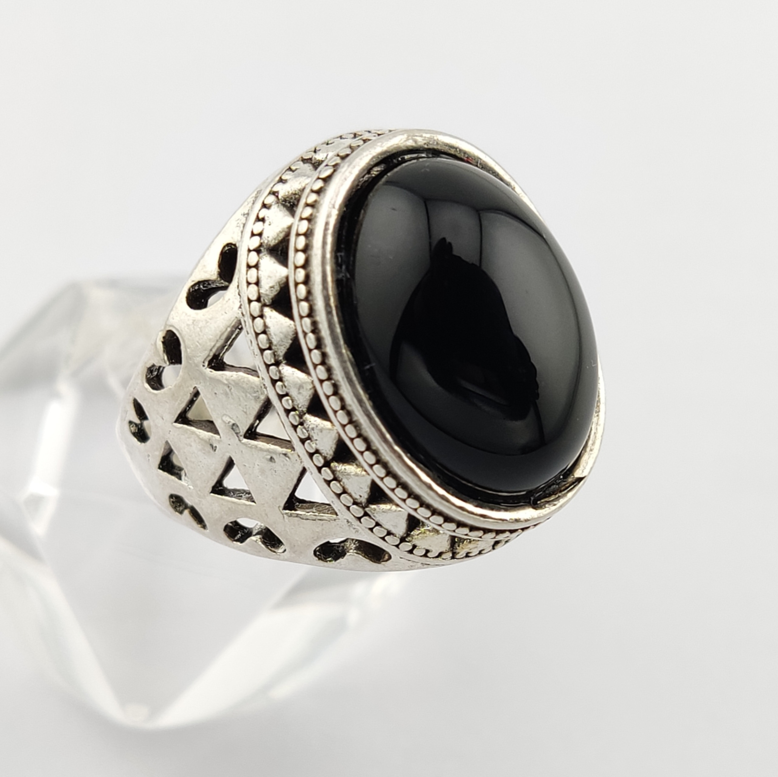 انگشتر اونیکس کمیاب با رکاب مشبک درشت