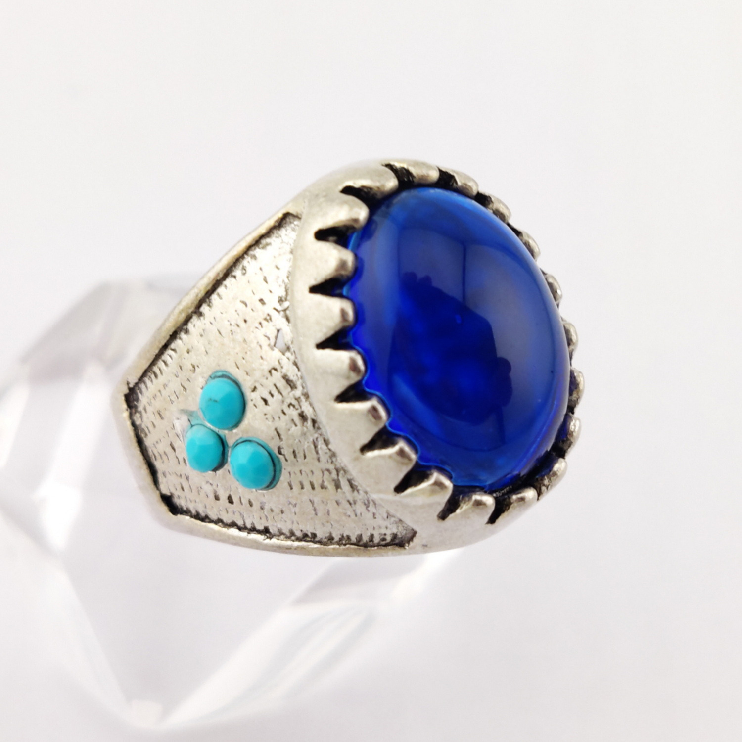 انگشتر لاجورد شفاف و روشن رکاب خوشدست و زیبا