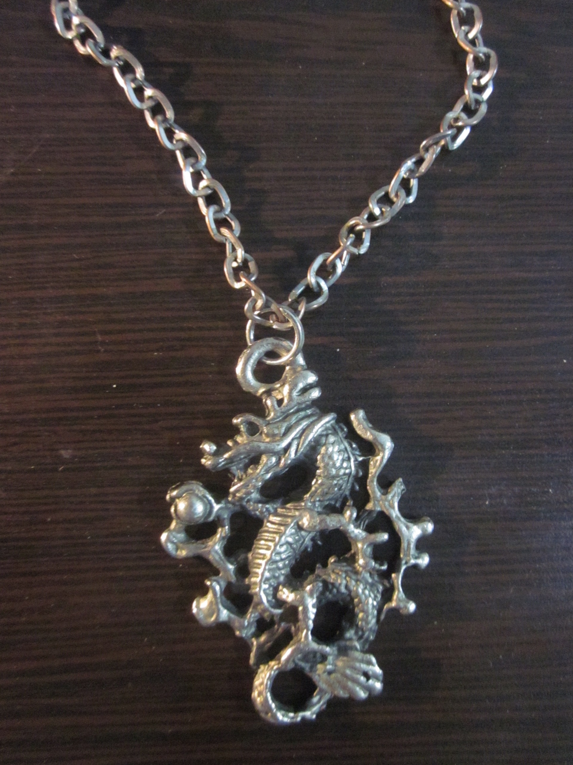 آویز طرح اژدها همراه  زنجیر