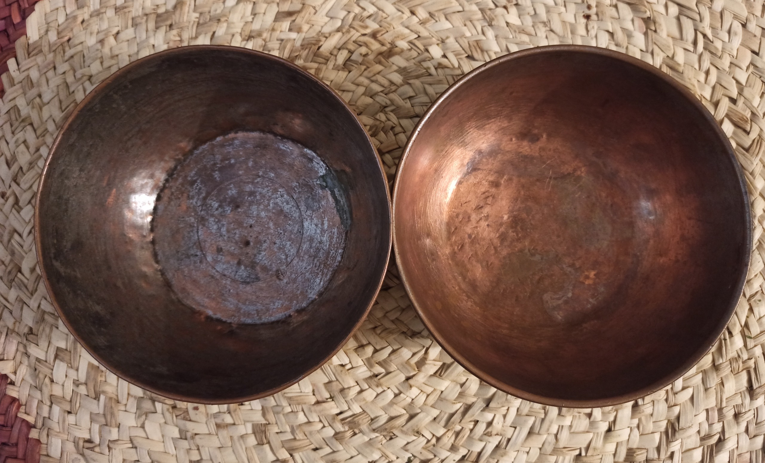 دو عدد کاسه بزرگ مسی دست ساز پهلوی اول