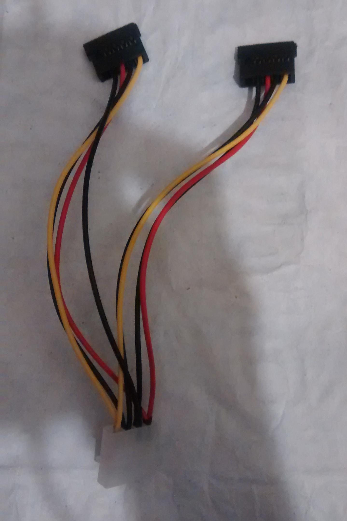 کابل تبدیل برق 4 پین به دو ساتا sata