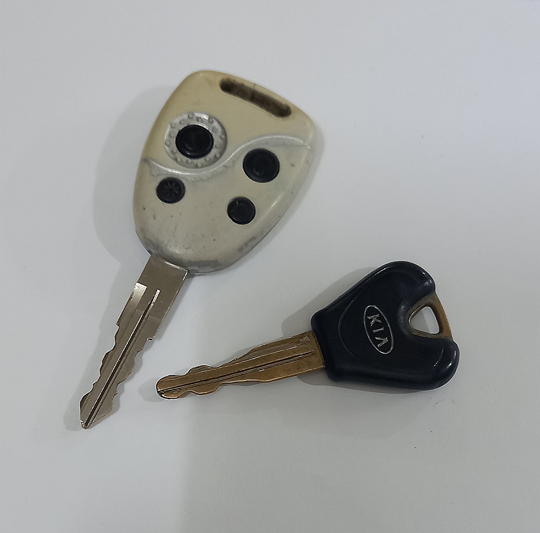 دوعدد سوییچ خودرو